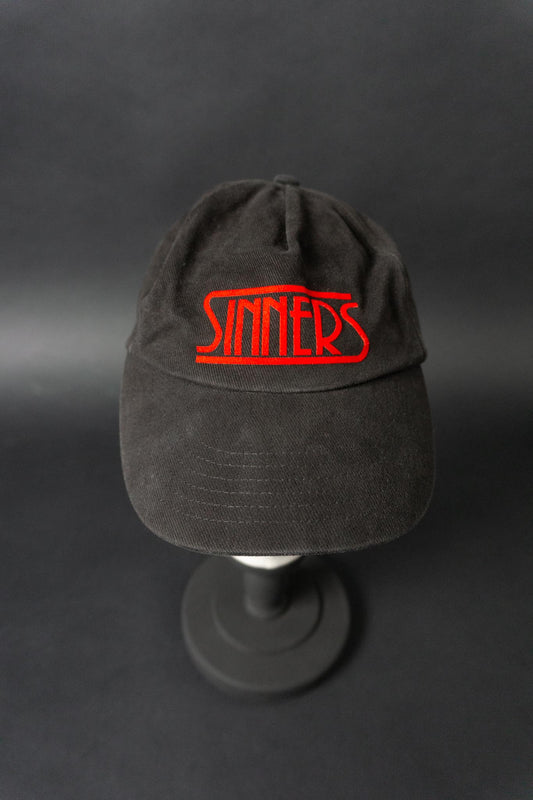 Vintage “Sinners” Baseball Cap – schwarze Baumwoll-Cap mit rotem Statement-Logo