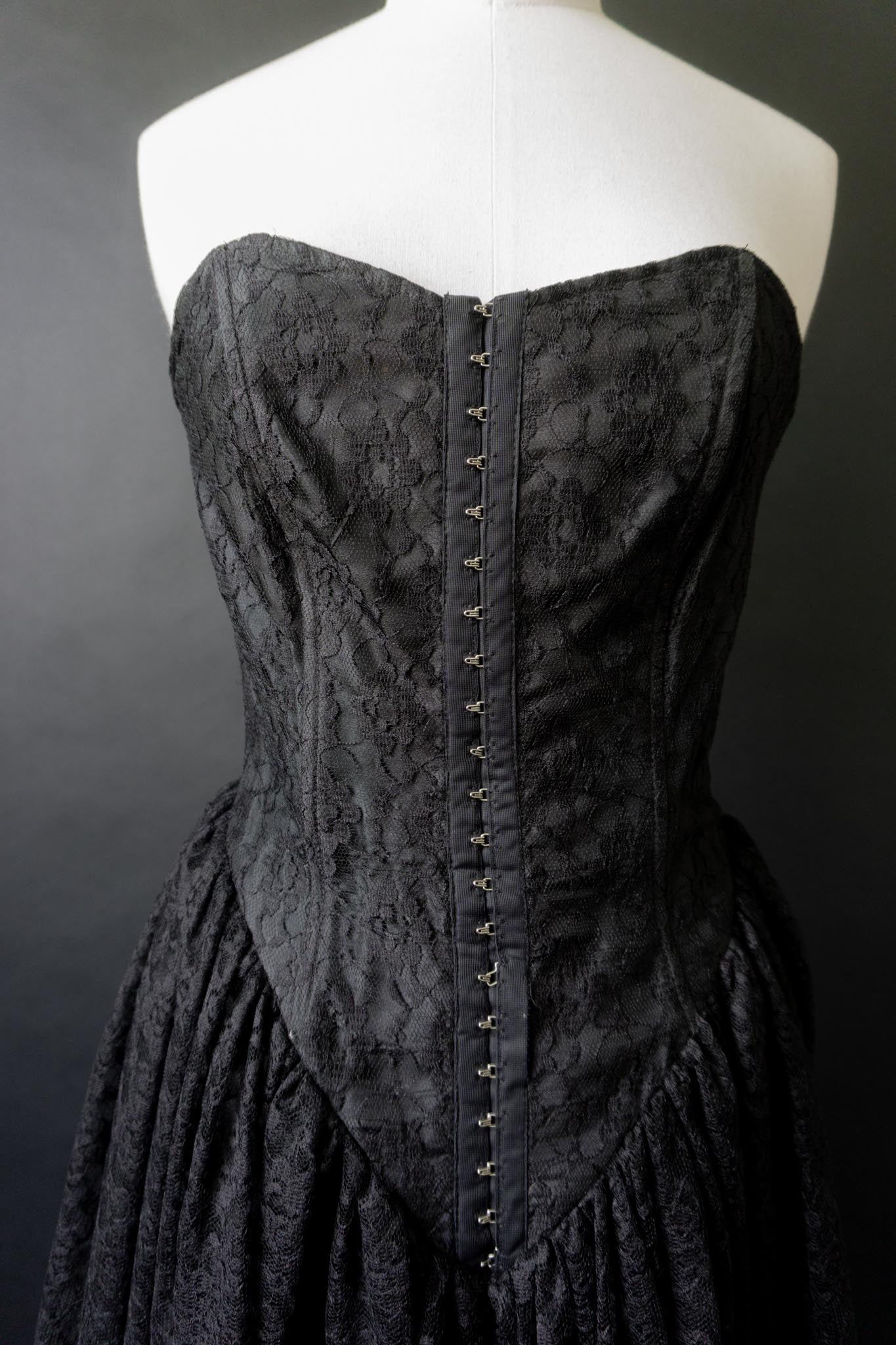Vintage 80s Spitzenkleid mit Korsagenoberteil, XS–S