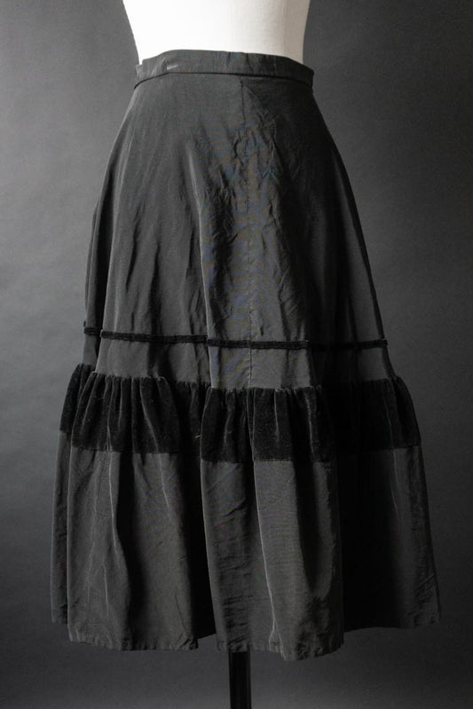 Vintage 80s Stufenrock, Schwarzer Samt, XS–S