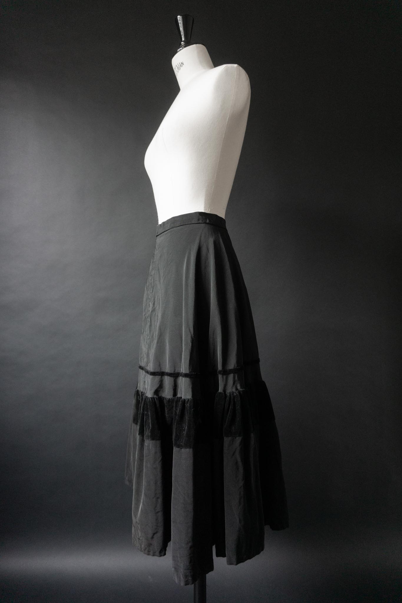Vintage 80s Stufenrock, Schwarzer Samt, XS–S
