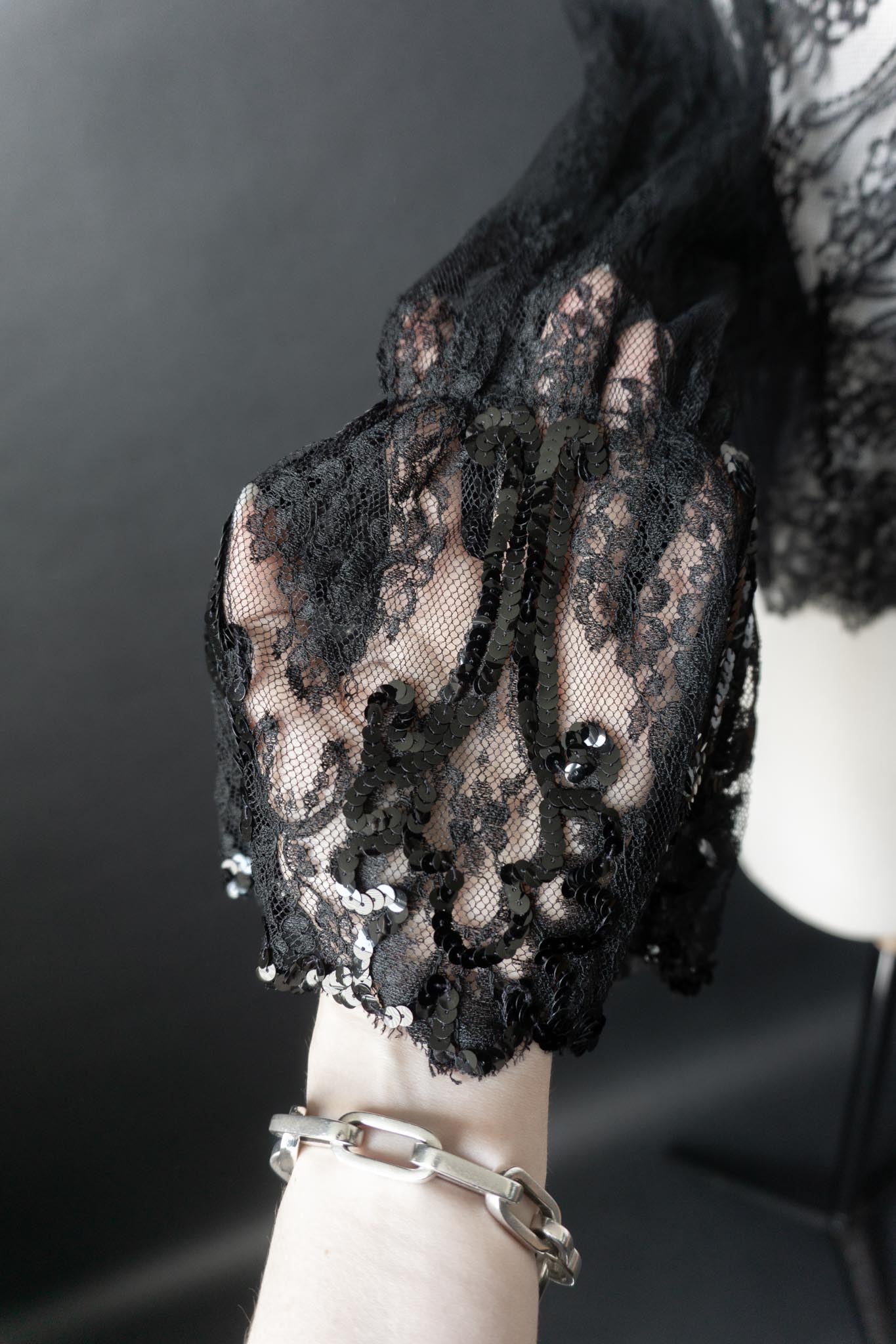 Vintage Spitzen-Bolero aus schwarzer Spitze mit Paillettenmanschetten, S–M