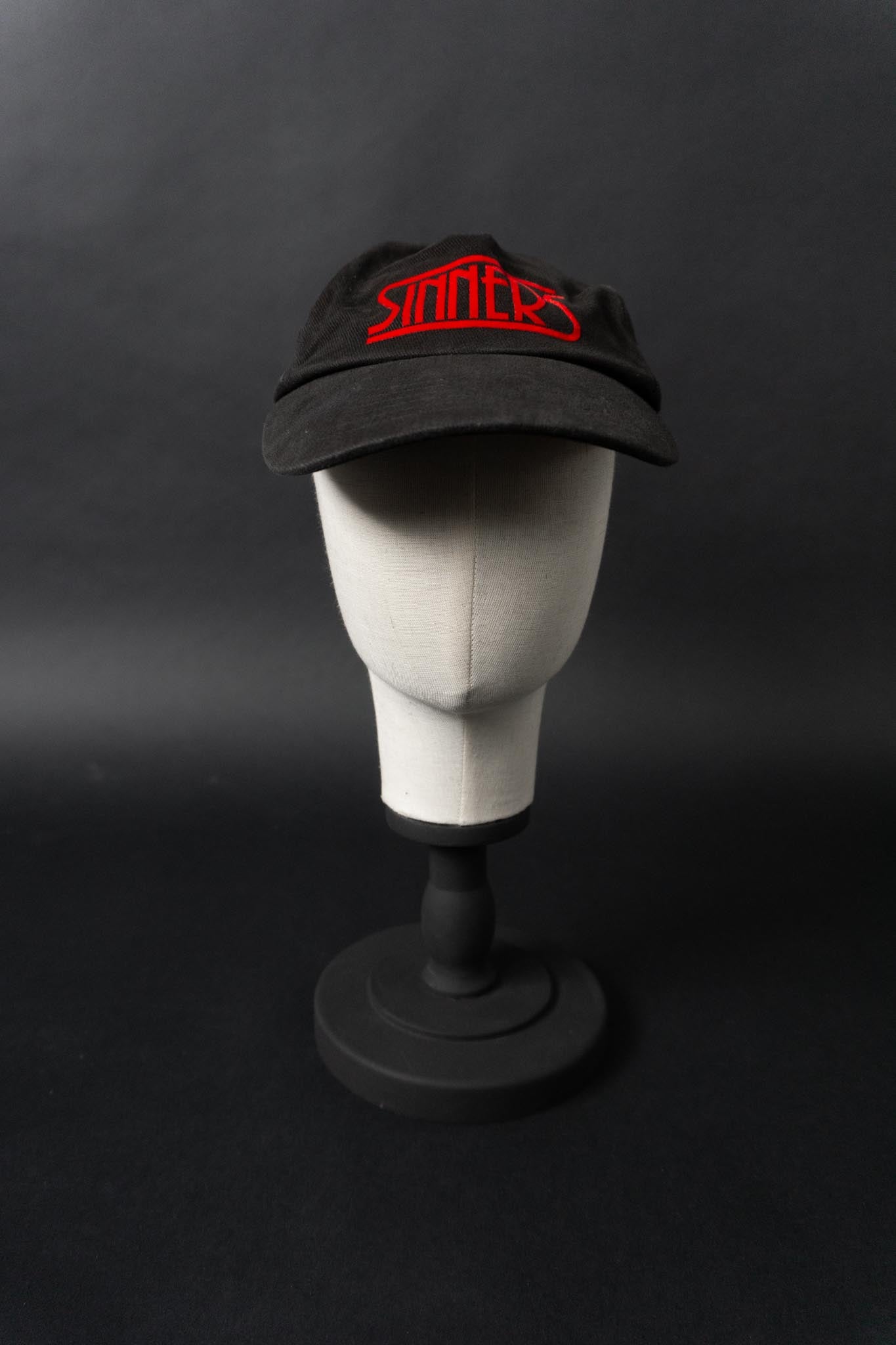 Vintage “Sinners” Baseball Cap – schwarze Baumwoll-Cap mit rotem Statement-Logo