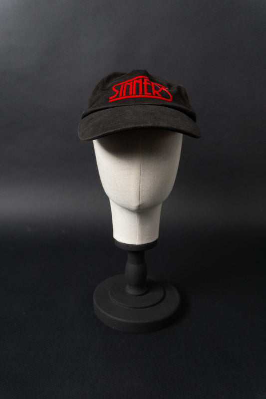 Vintage “Sinners” Baseball Cap – schwarze Baumwoll-Cap mit rotem Statement-Logo