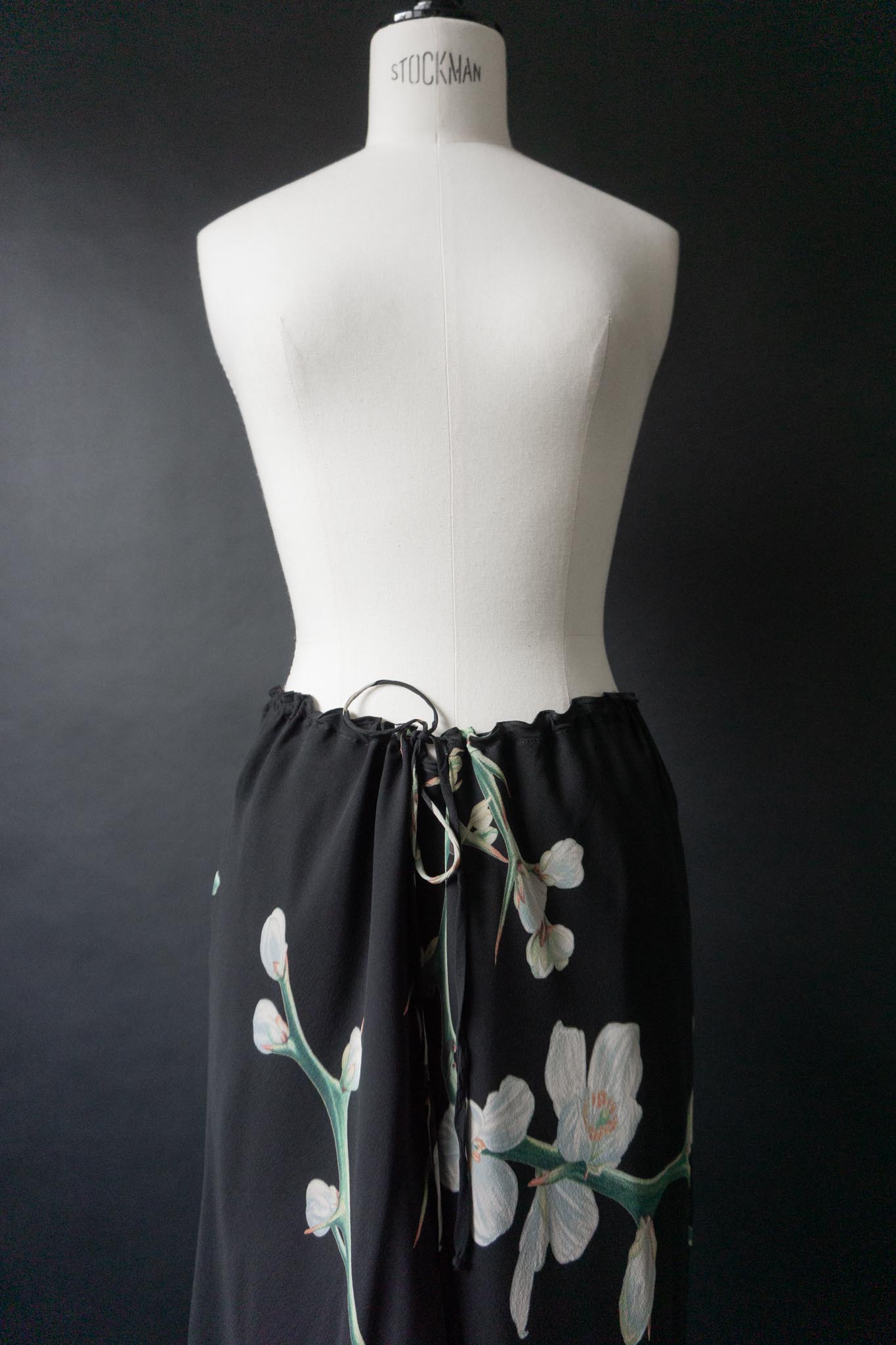 Vintage 90s Midirock, Seide, Orchideen, M–XL