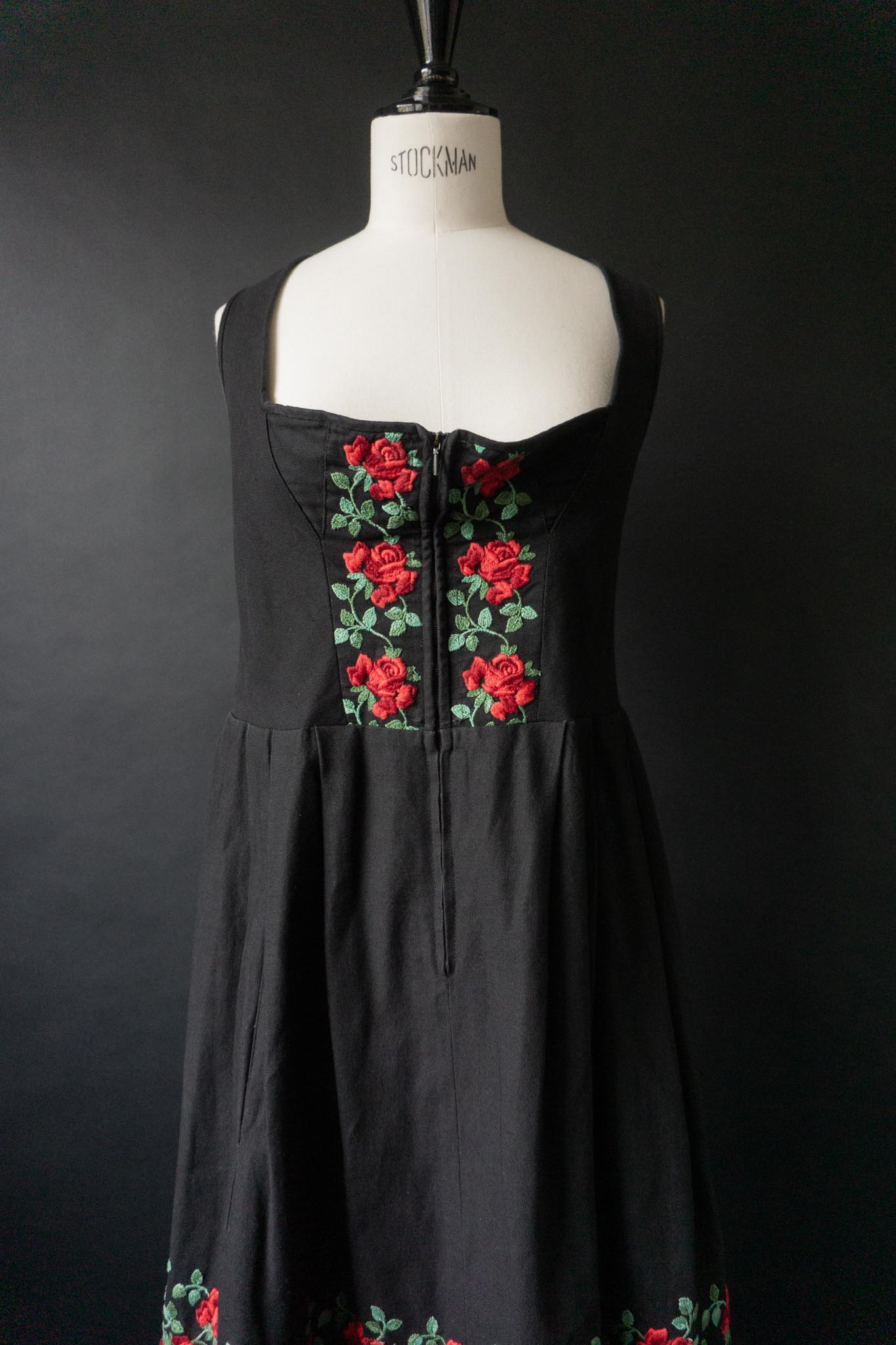 Vintage Goth Dirndl, Berchtesgarden Rosenstickerei, L-XL