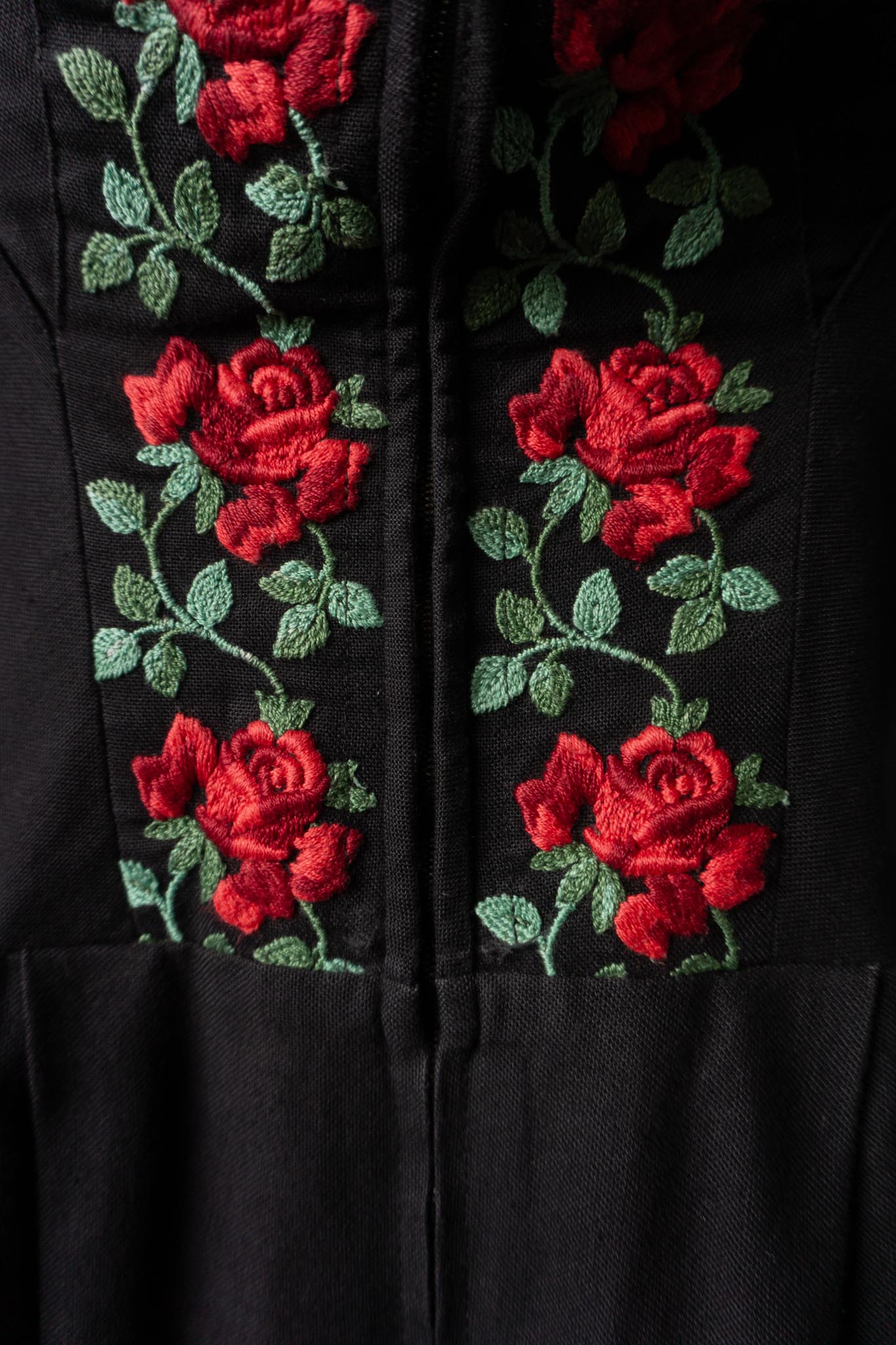 Vintage Goth Dirndl, Berchtesgarden Rosenstickerei, L-XL