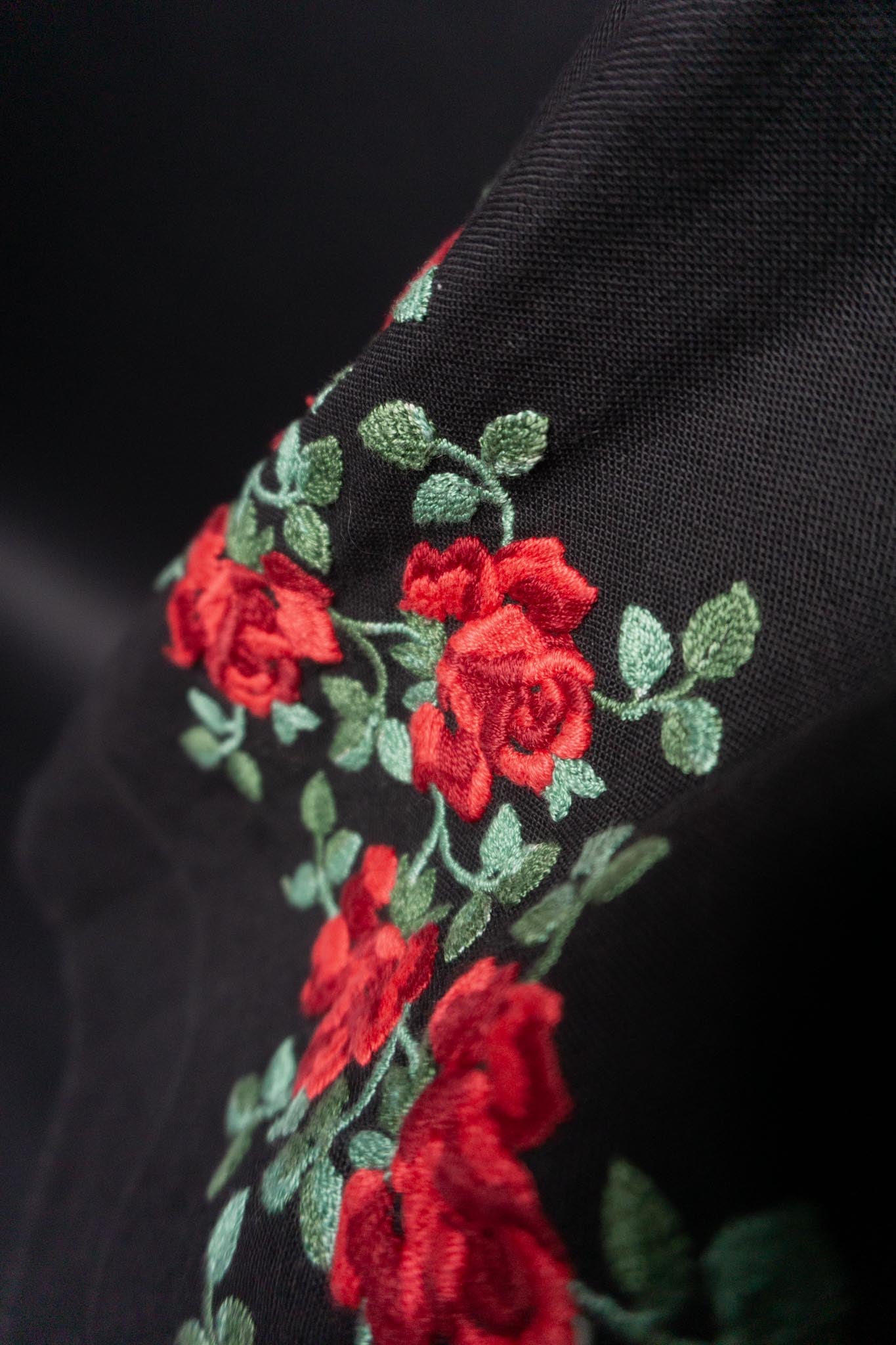 Vintage Goth Dirndl, Berchtesgarden Rosenstickerei, L-XL