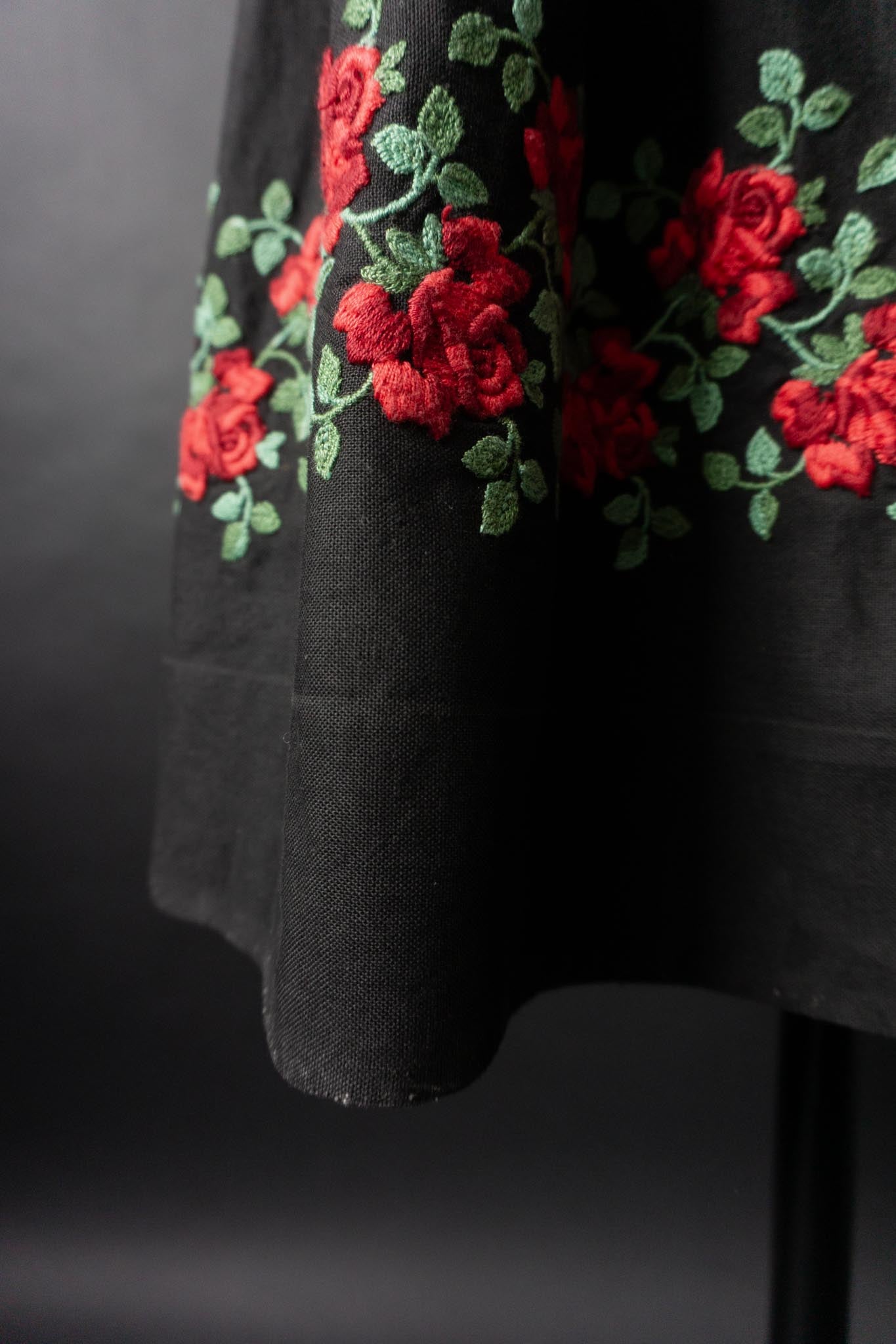 Vintage Goth Dirndl, Berchtesgarden Rosenstickerei, L-XL