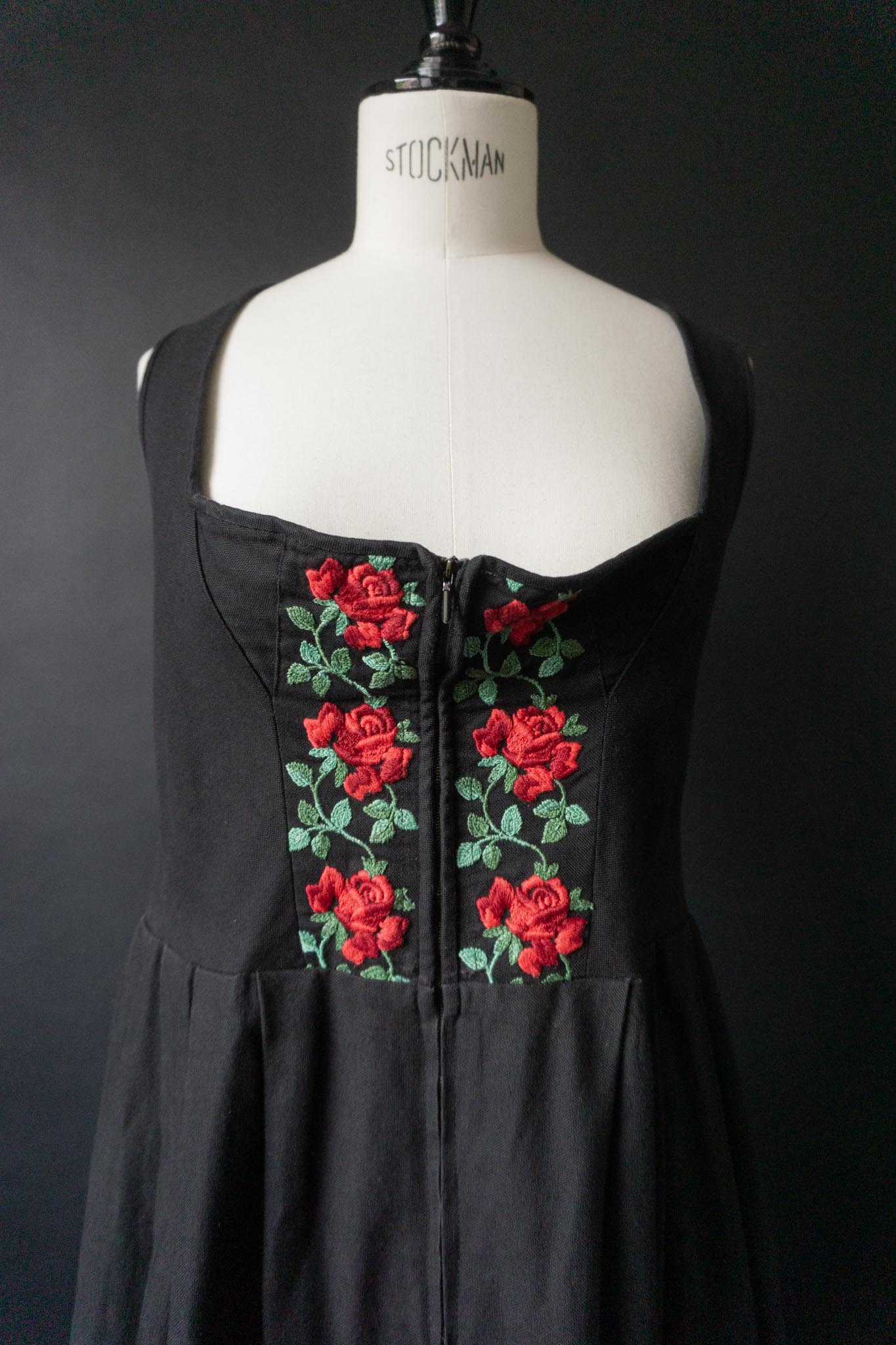 Vintage Goth Dirndl, Berchtesgarden Rosenstickerei, L-XL