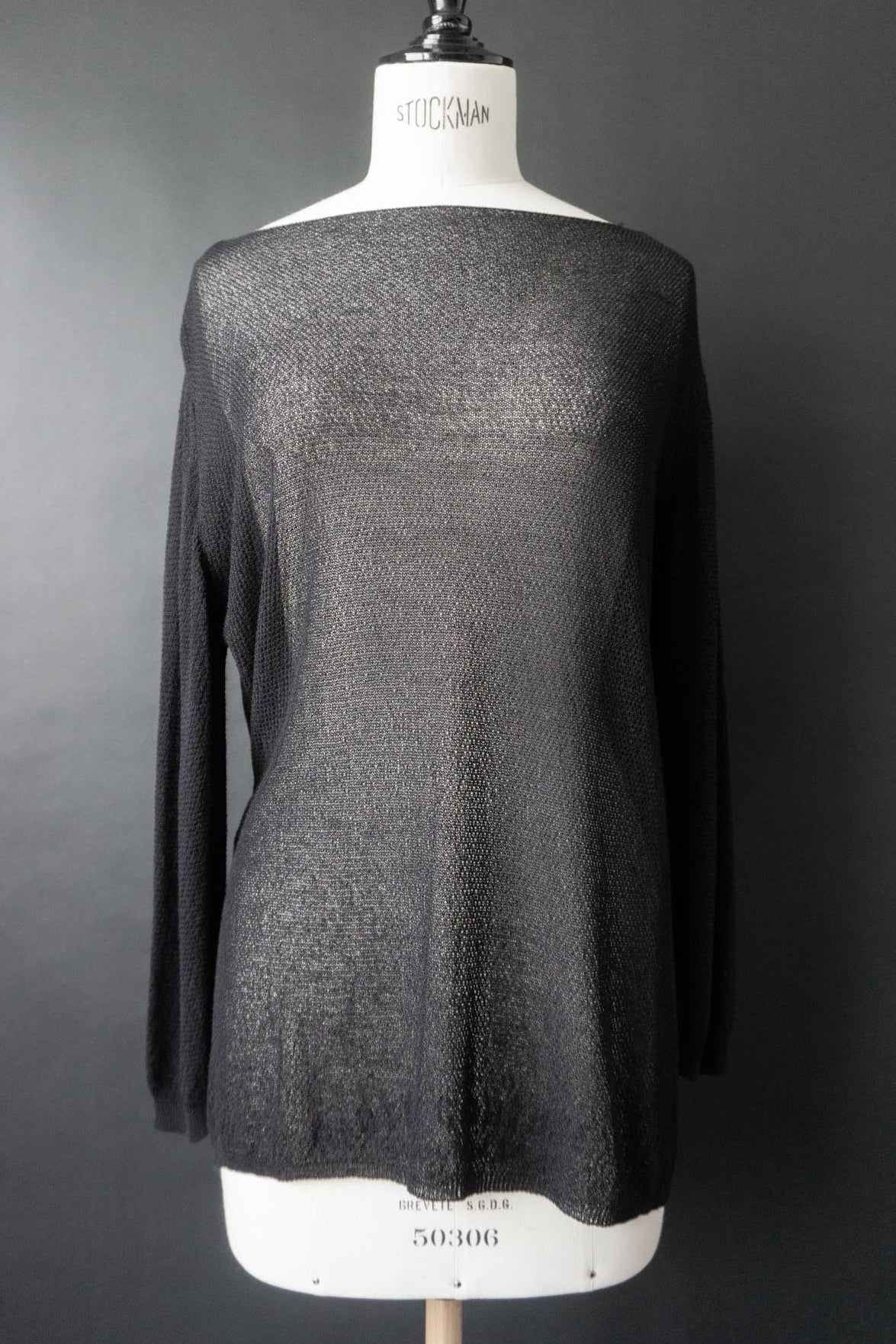 Schwarzer transparenter Vintage Strickpullover mit weitem Ausschnitt und luftiger Strickstruktur.