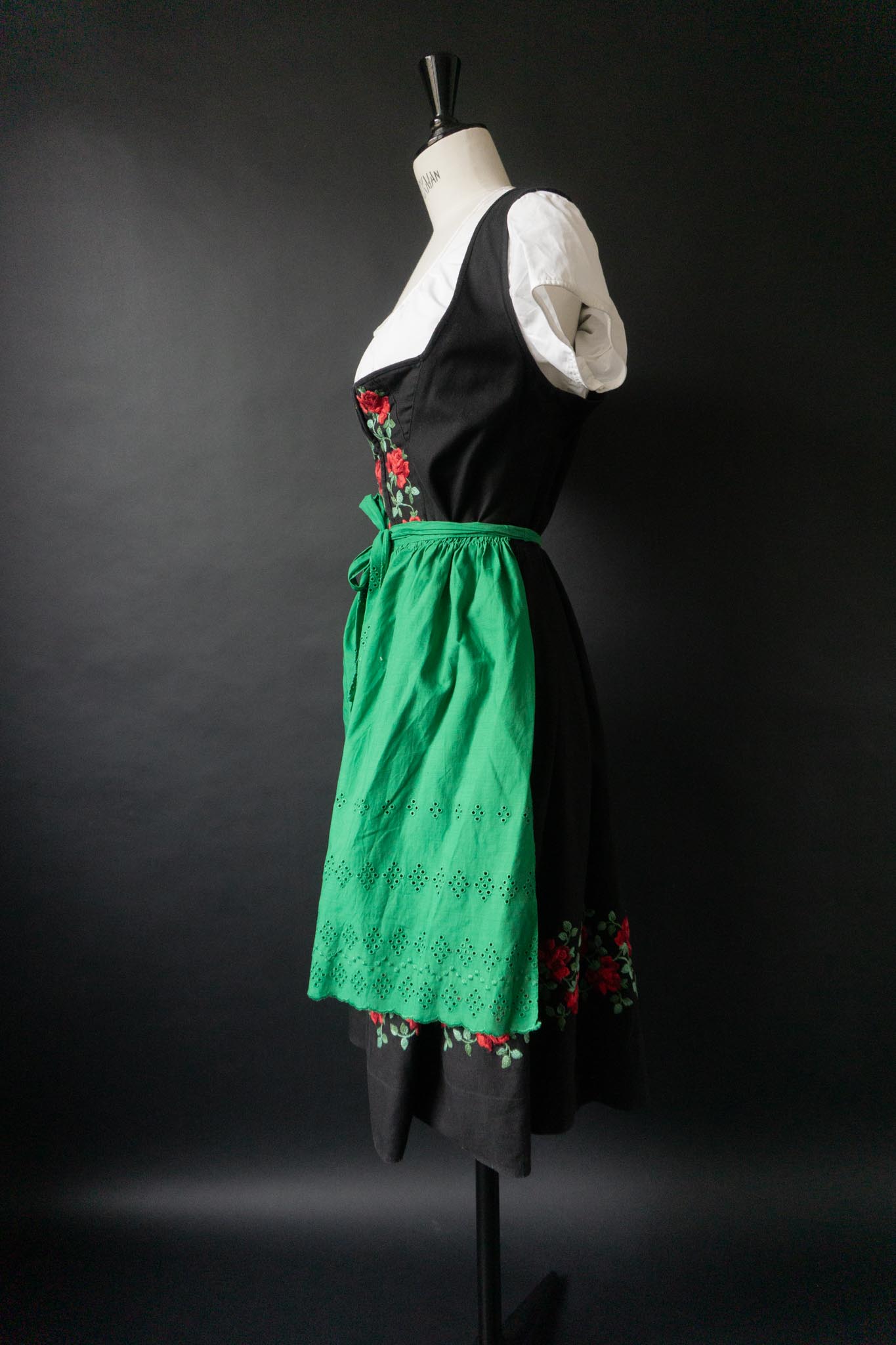 Vintage Goth Dirndl, Berchtesgarden Rosenstickerei, L-XL