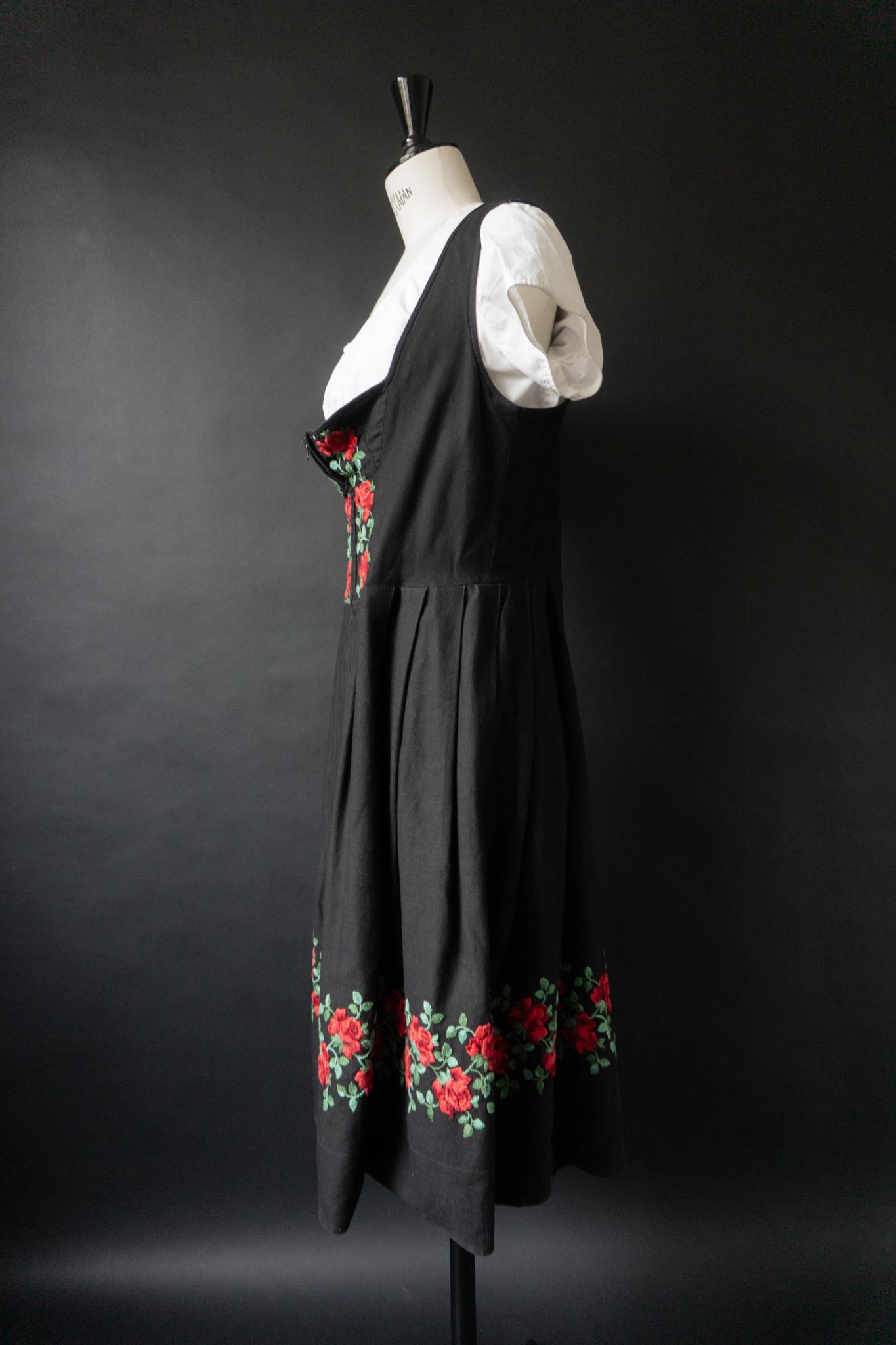 Vintage Goth Dirndl, Berchtesgarden Rosenstickerei, L-XL