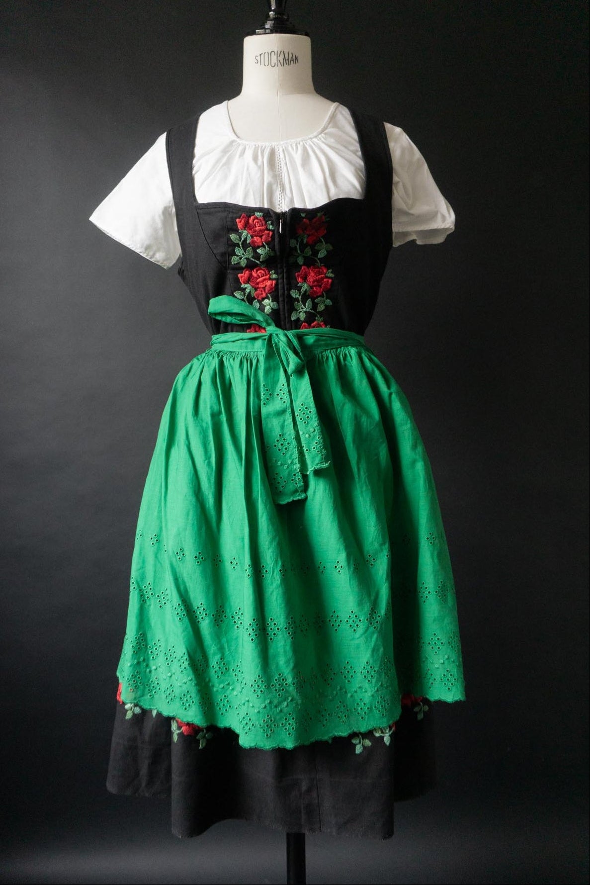 Schwarzes Vintage Gothic Dirndl mit roter Rosenstickerei, grüner Schürze und zwei weißen Baumwollblusen, Oktoberfest