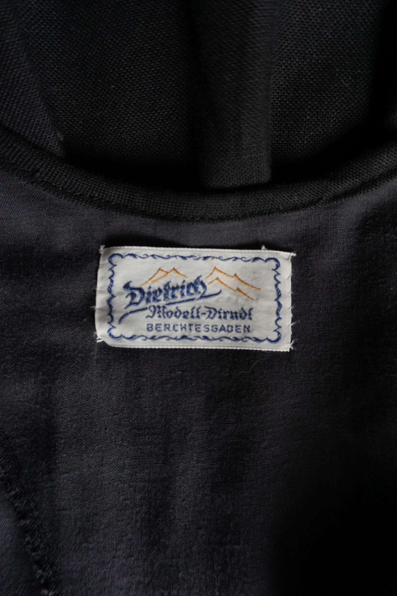 Vintage Goth Dirndl, Berchtesgarden Rosenstickerei, L-XL