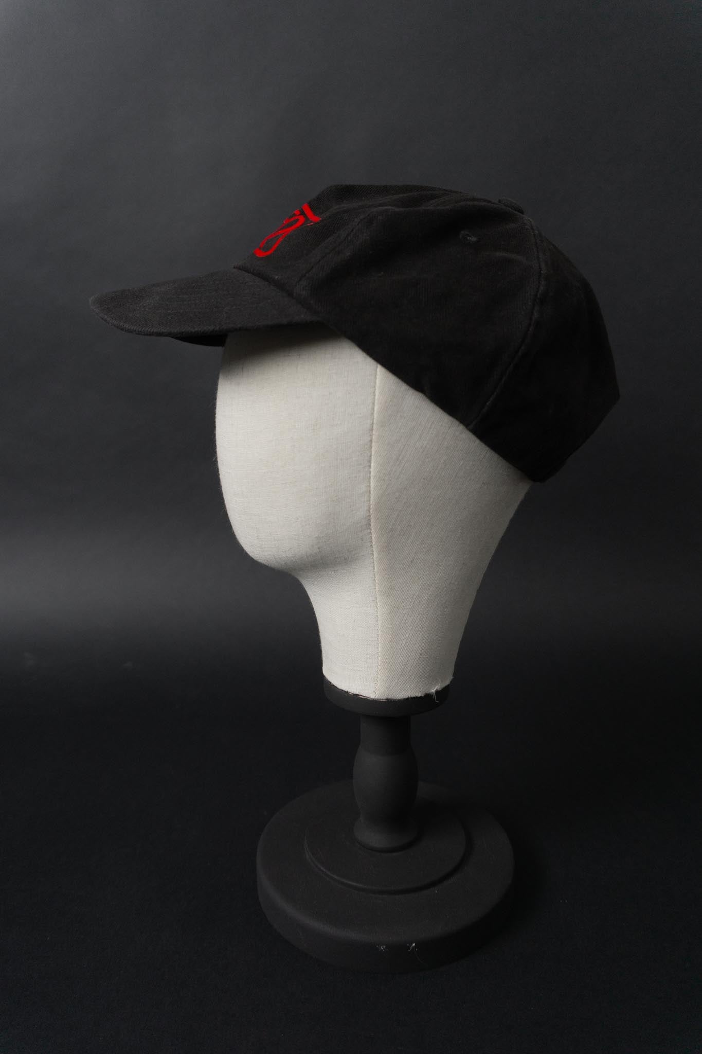 Vintage “Sinners” Baseball Cap – schwarze Baumwoll-Cap mit rotem Statement-Logo