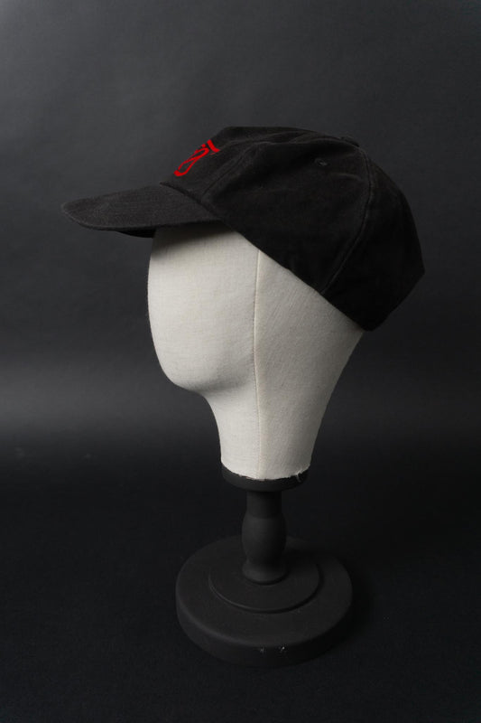 Vintage “Sinners” Baseball Cap – schwarze Baumwoll-Cap mit rotem Statement-Logo