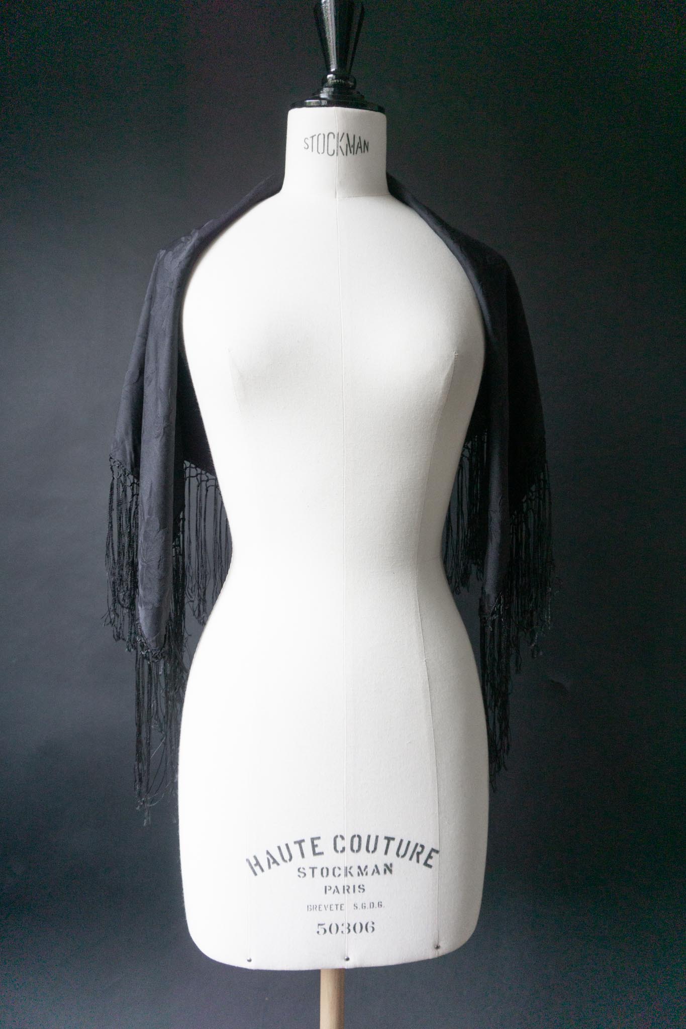 Vintage witchy Seidentuch mit Rosenjacquard und Fransen