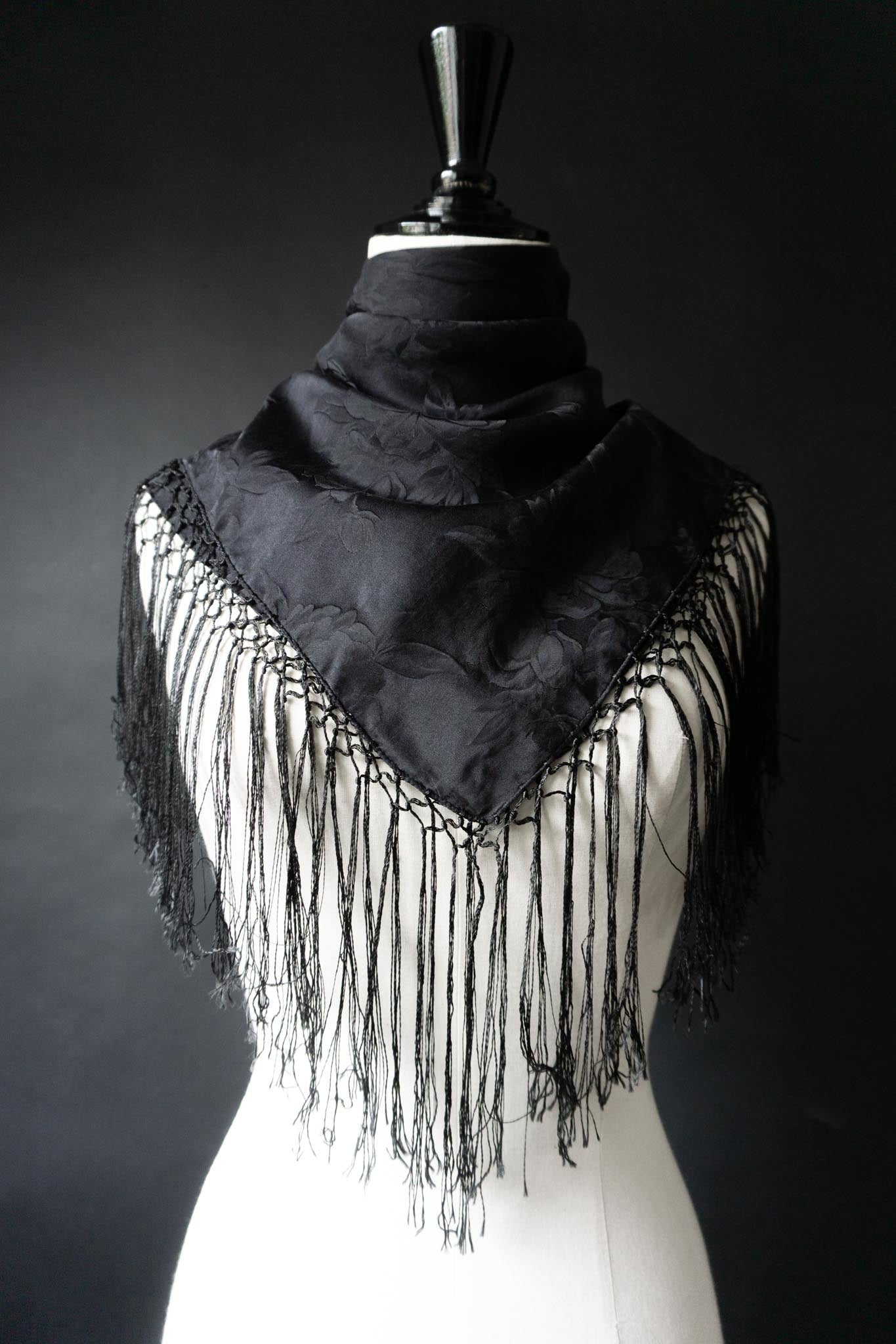 Vintage witchy Seidentuch mit Rosenjacquard und Fransen