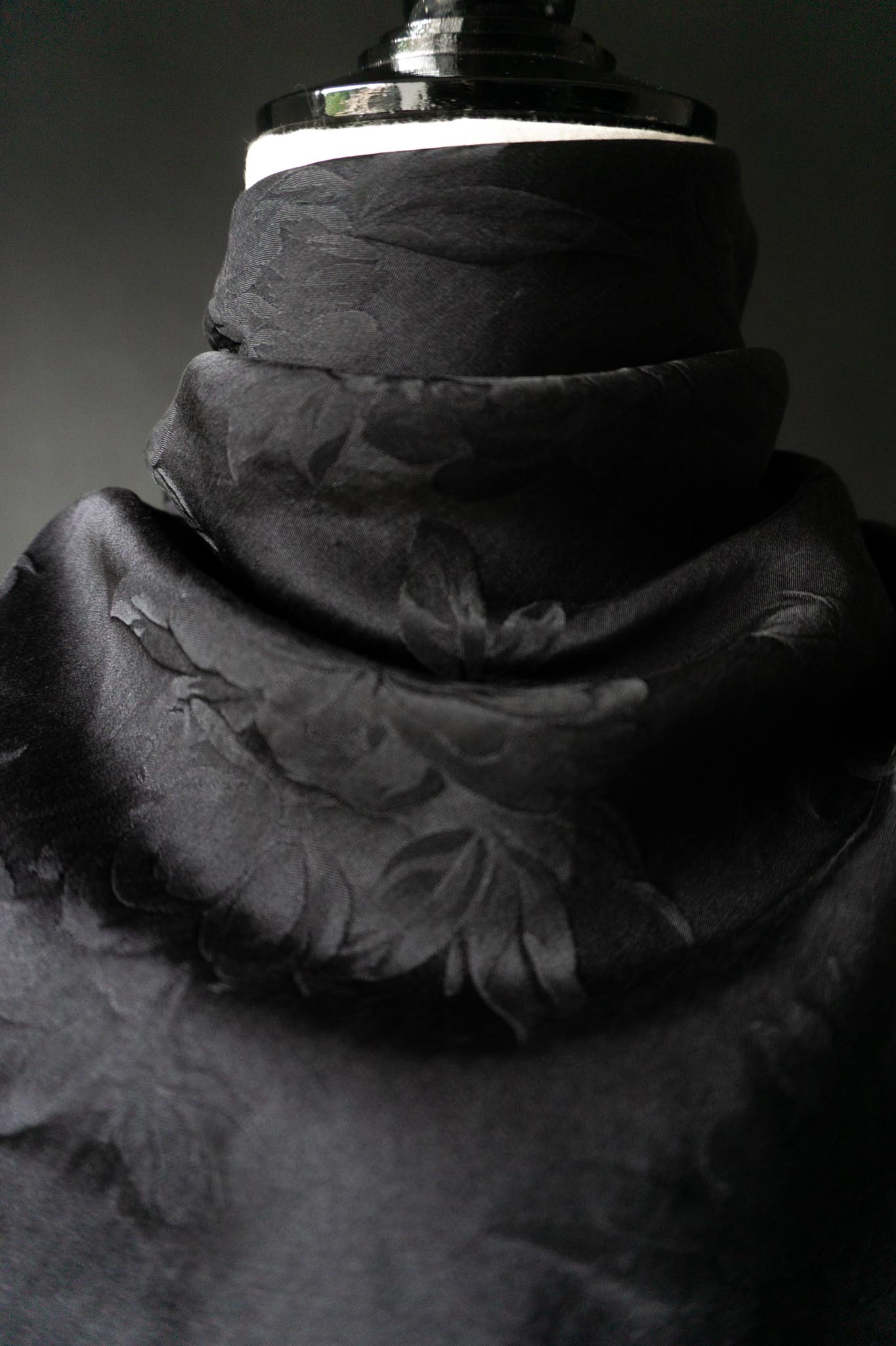 Vintage witchy Seidentuch mit Rosenjacquard und Fransen