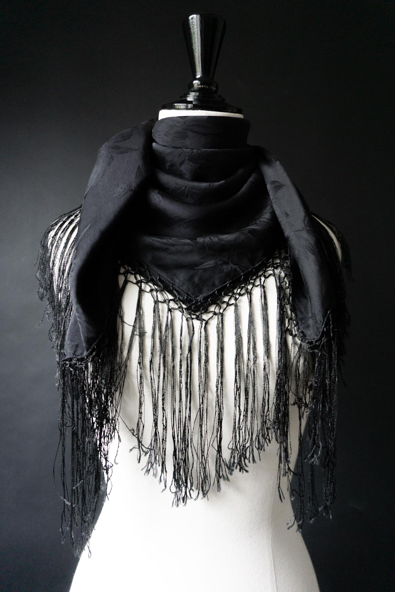 Vintage witchy Seidentuch mit Rosenjacquard und Fransen