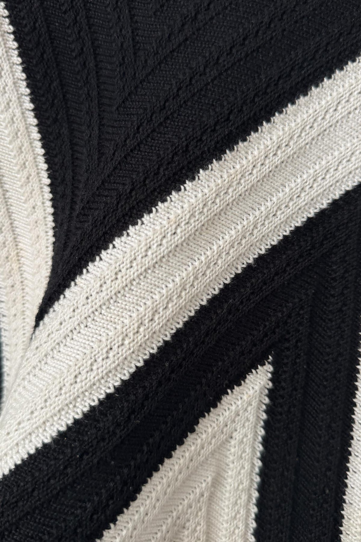 Vintage 90s Carlo Colucci Pullover – Schwarz mit Chevronmuster, XL
