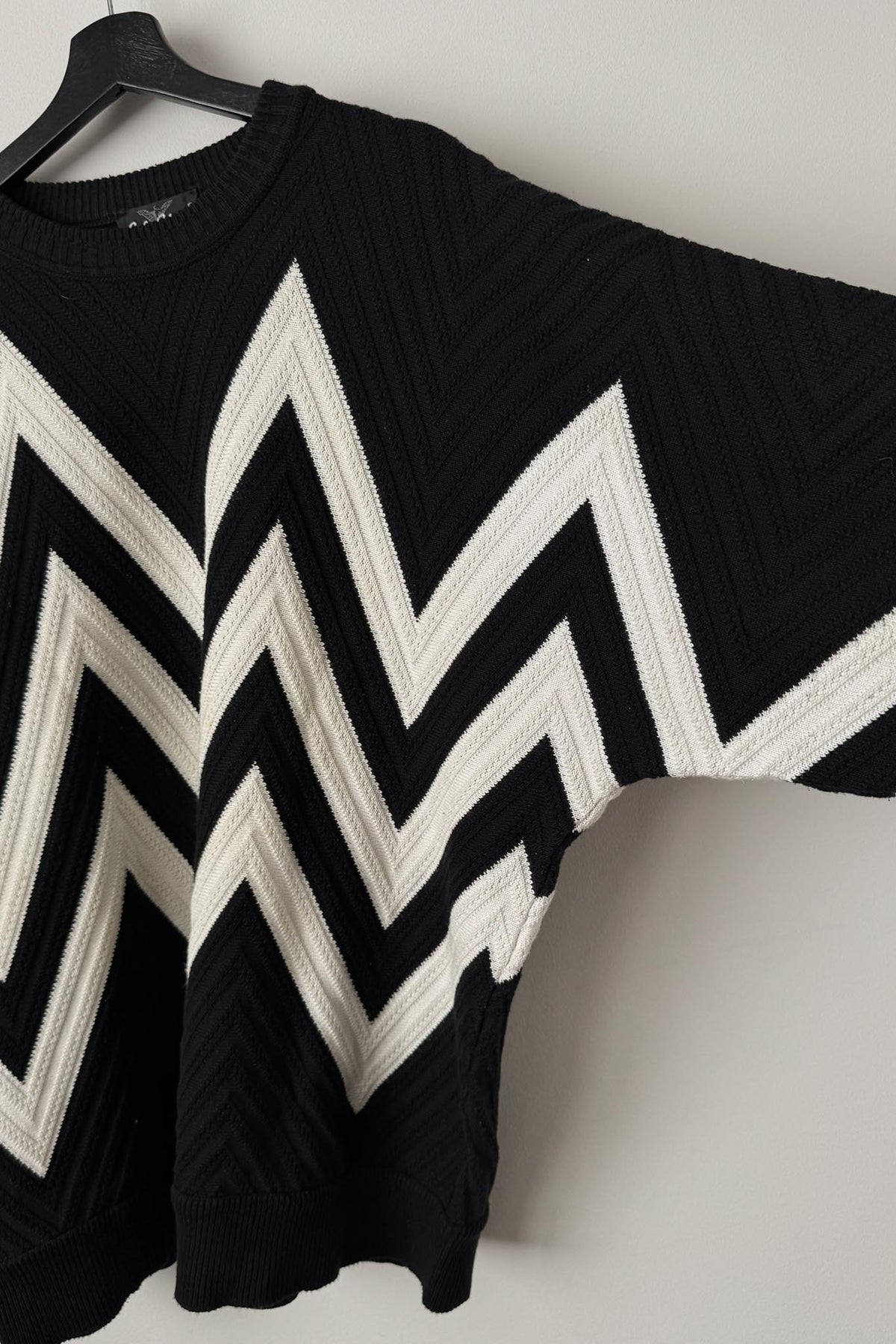 Vintage 90s Carlo Colucci Pullover – Schwarz mit Chevronmuster, XL
