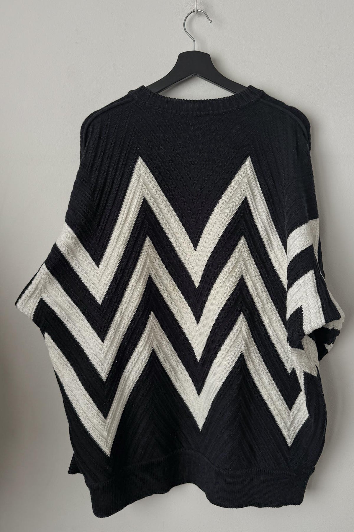 Vintage 90s Carlo Colucci Pullover – Schwarz mit Chevronmuster, XL