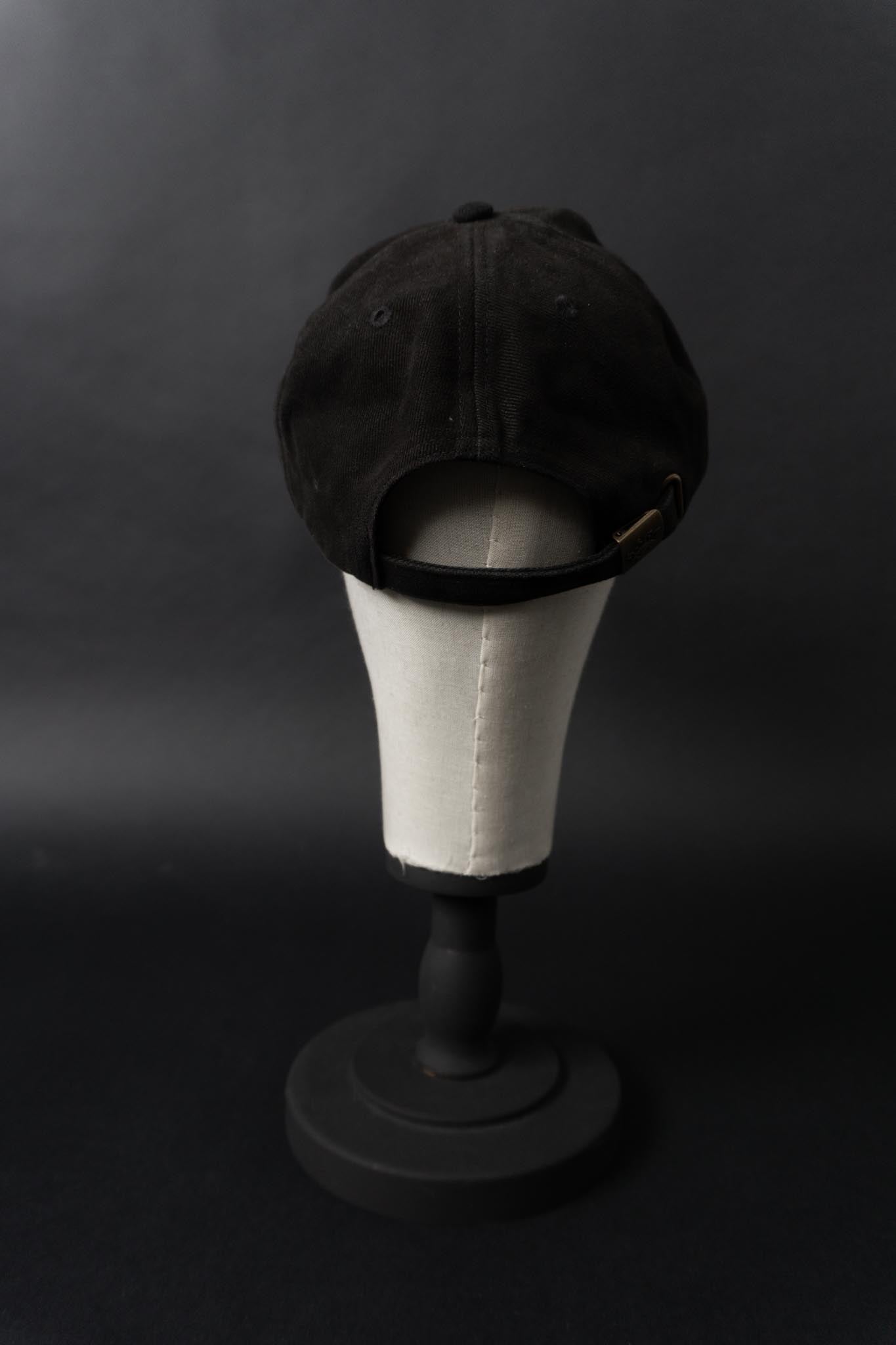 Vintage “Sinners” Baseball Cap – schwarze Baumwoll-Cap mit rotem Statement-Logo