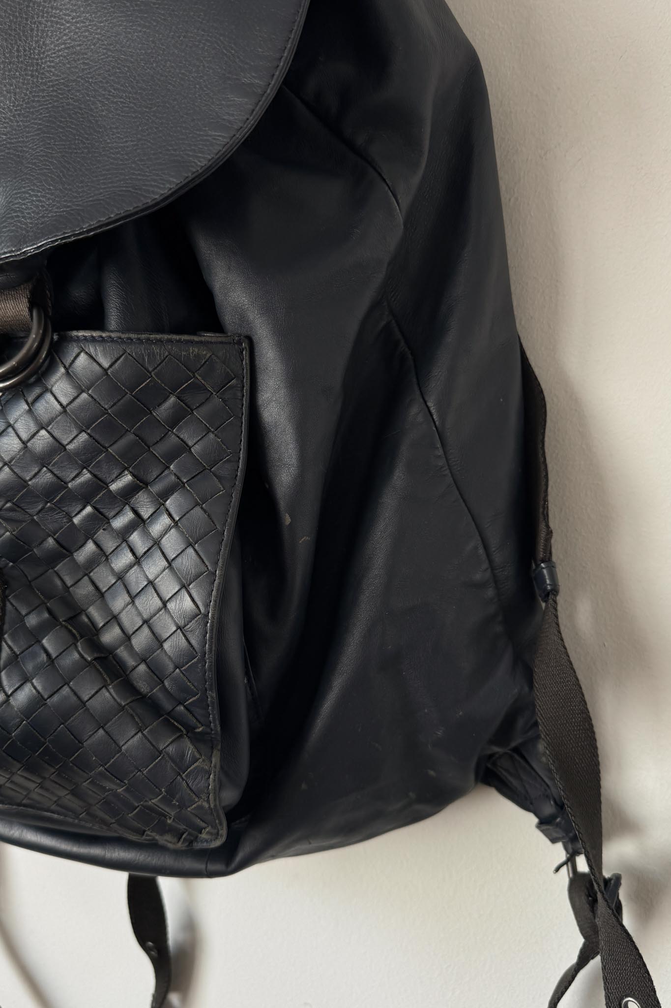 Vintage Bottega Veneta Lederrucksack in Dunkelblau mit Intrecciato-Details