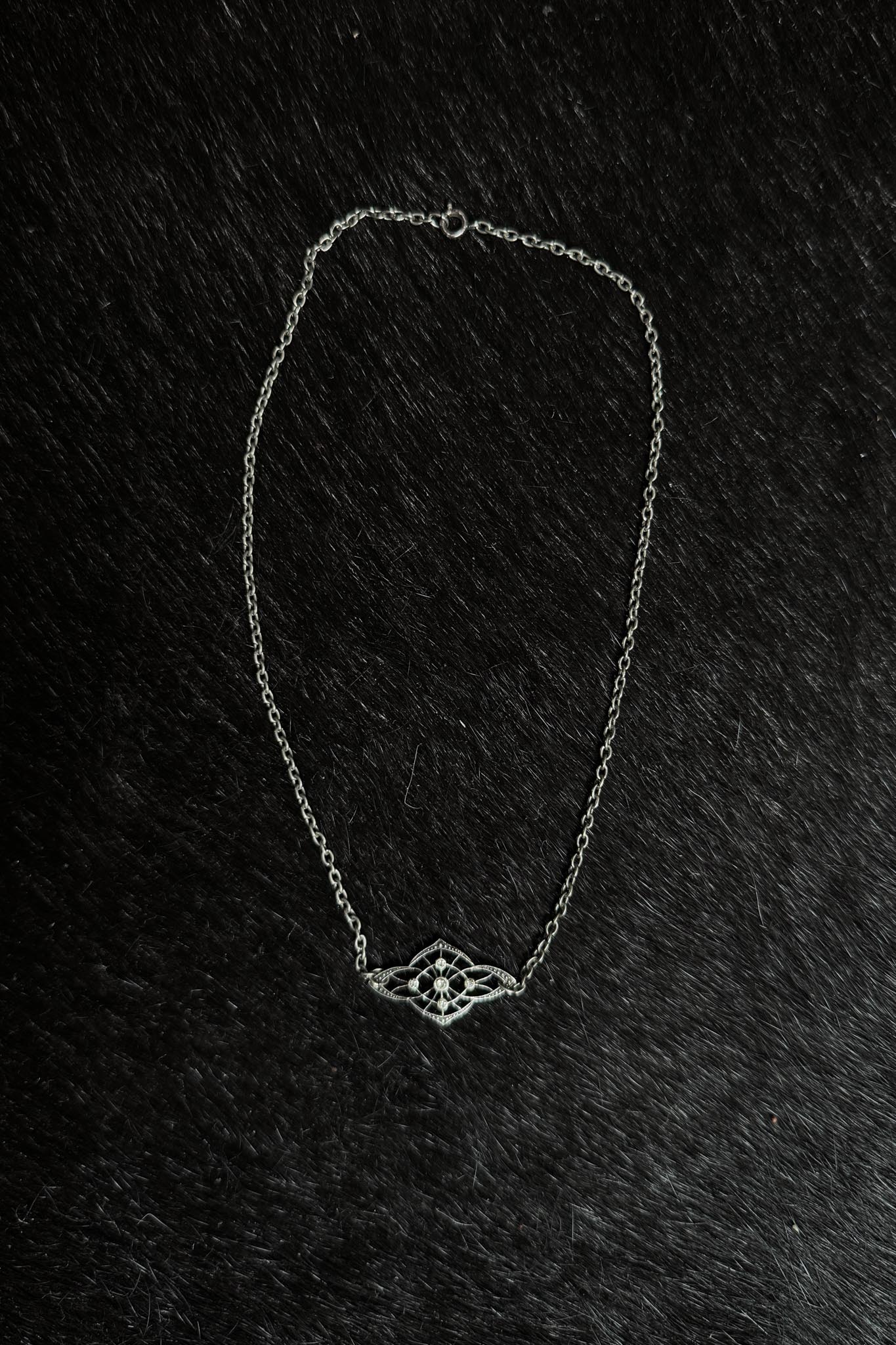 Vintage Halskette mit filigranem Ornament Anhänger in Antiksilber