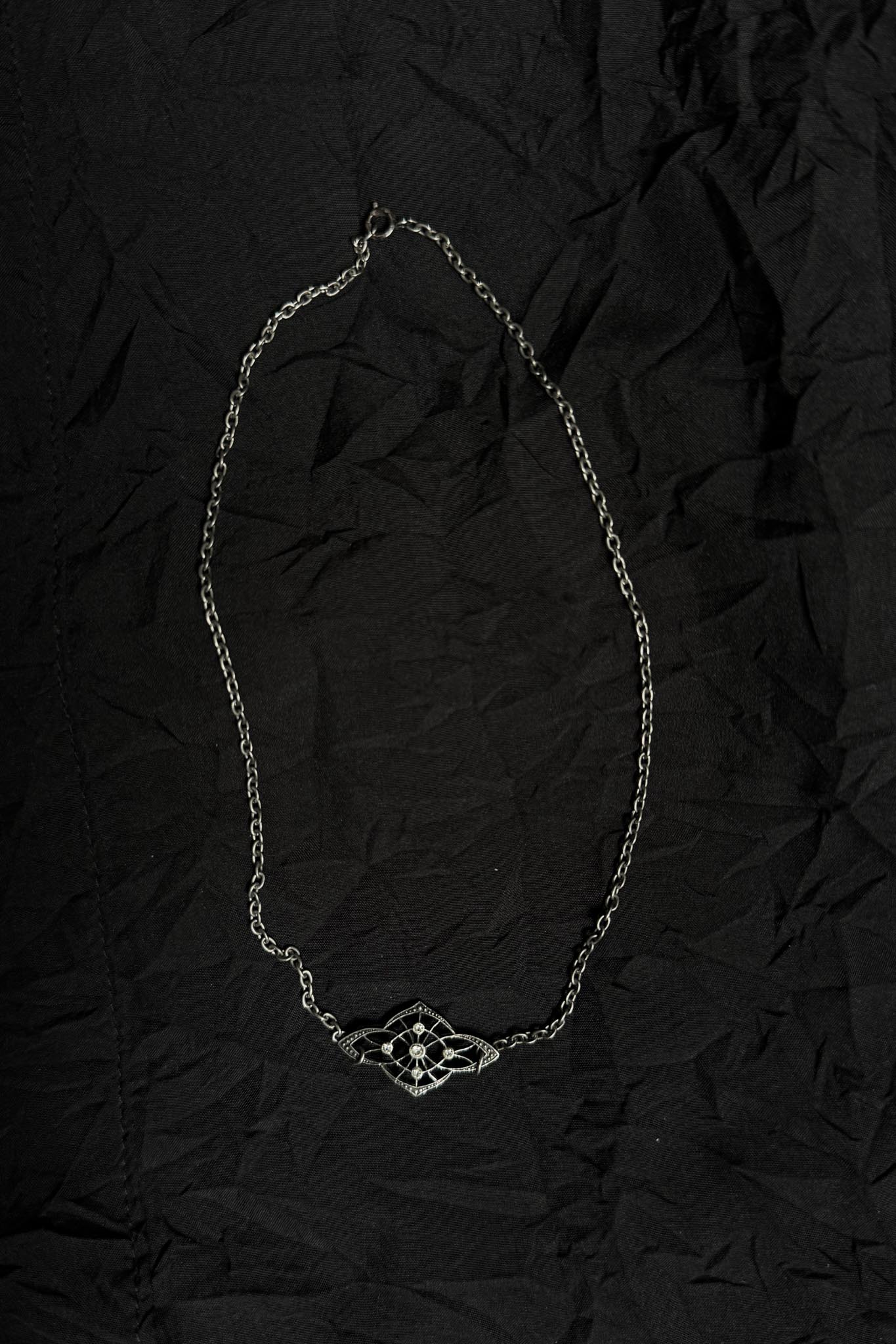 Vintage Halskette mit filigranem Ornament Anhänger in Antiksilber