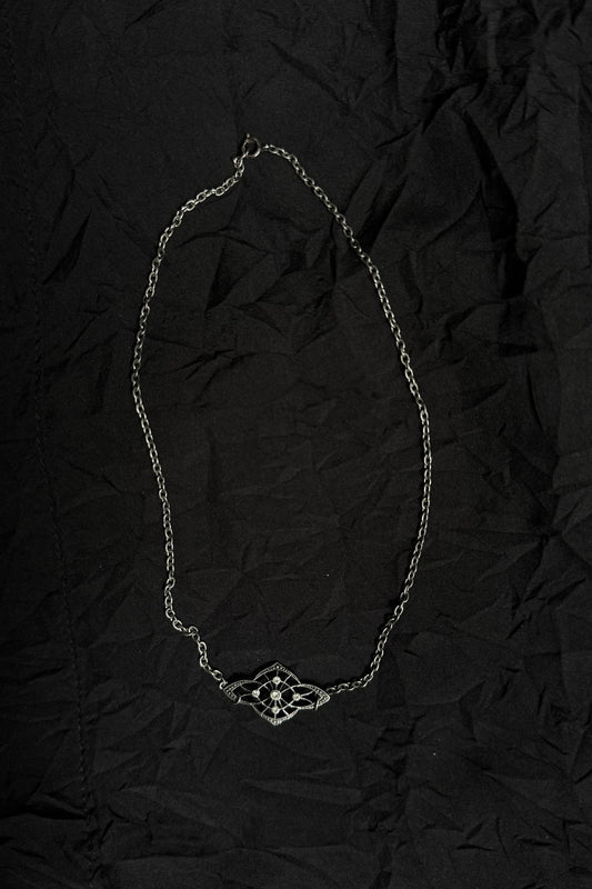 Vintage Halskette mit filigranem Ornament Anhänger in Antiksilber