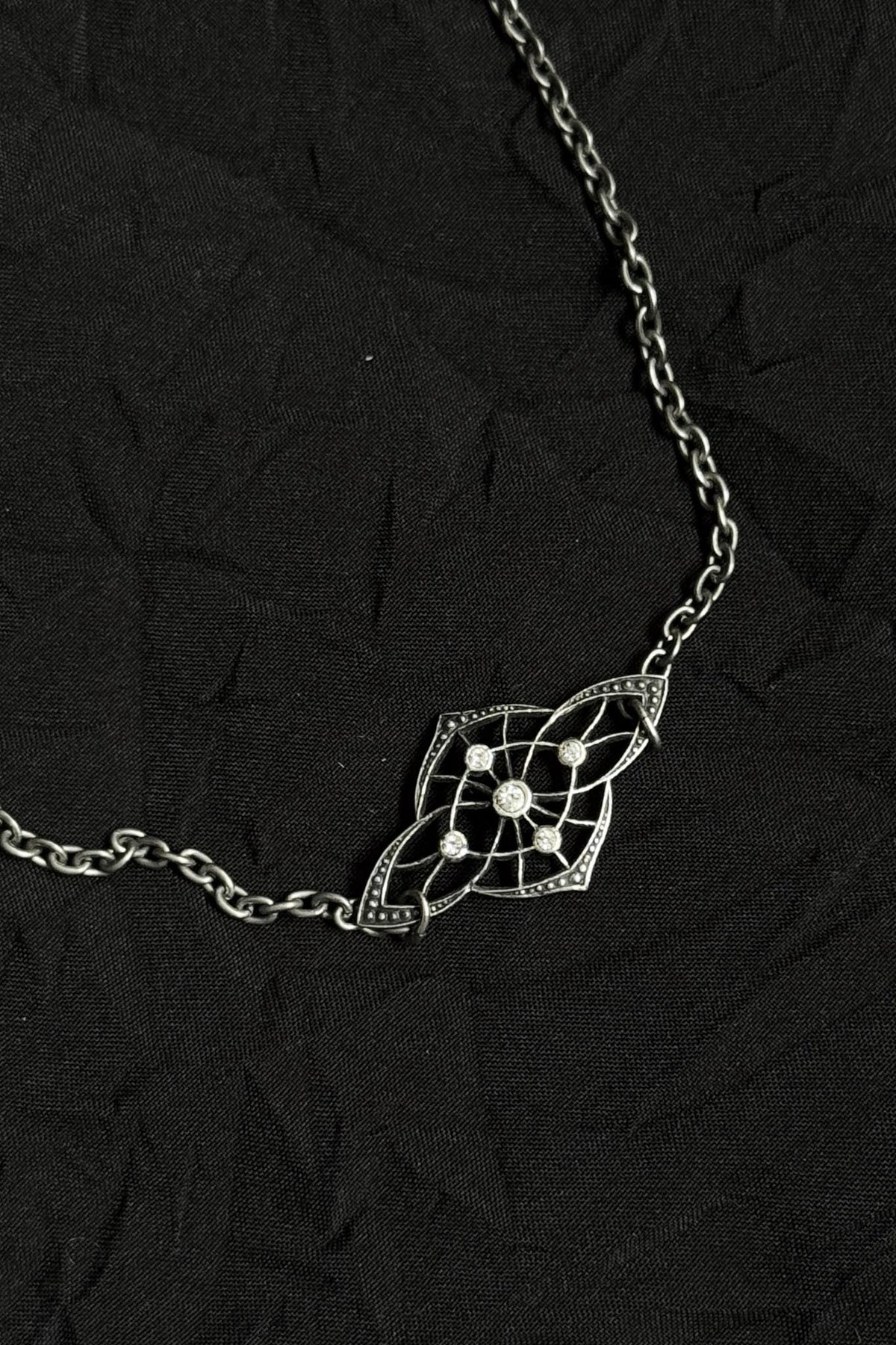 Vintage Halskette mit filigranem Ornament Anhänger in Antiksilber