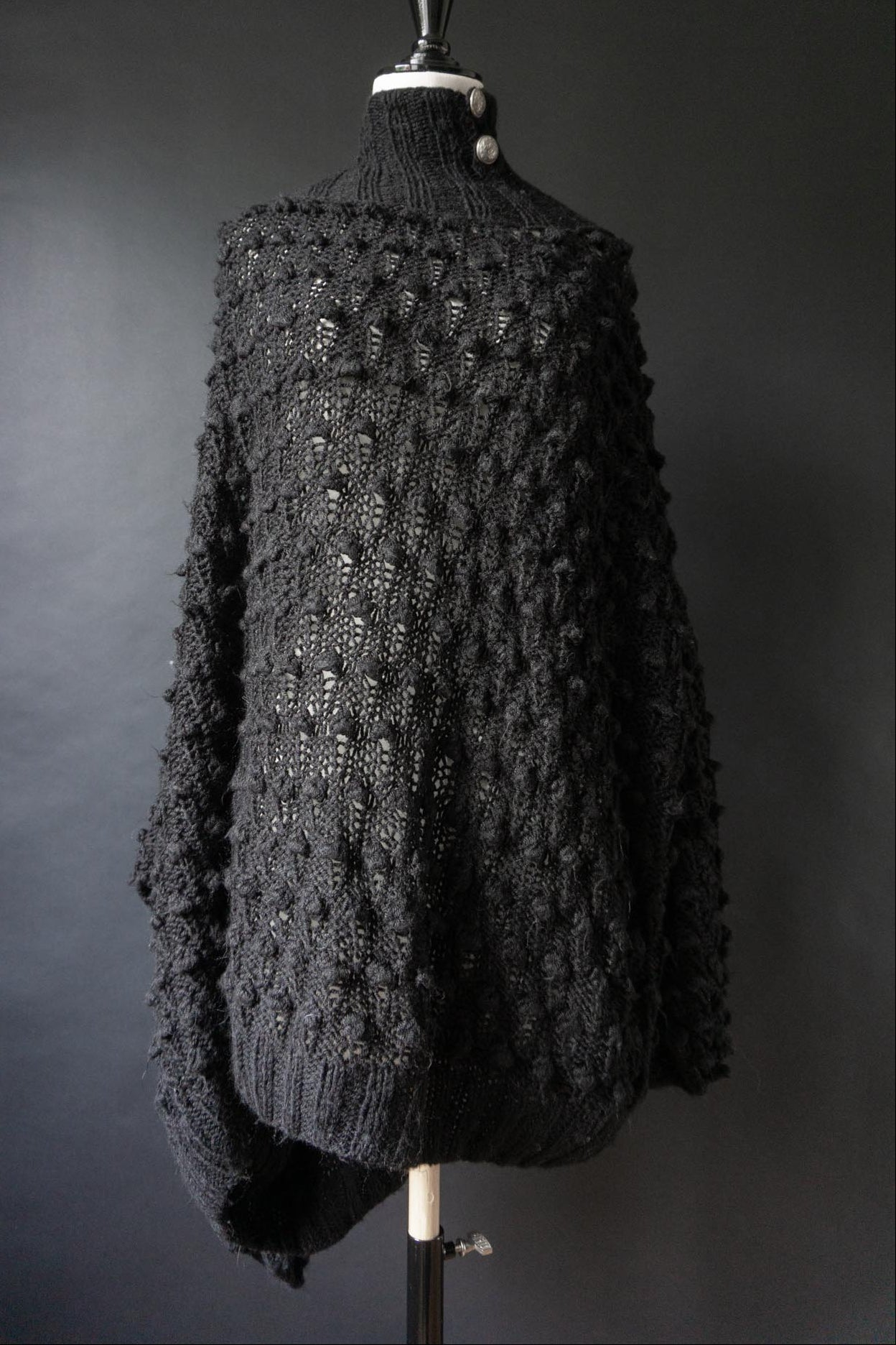 Handgestrickter Oversized Pullover mit Noppenstruktur in Schwarz, M–XXXL