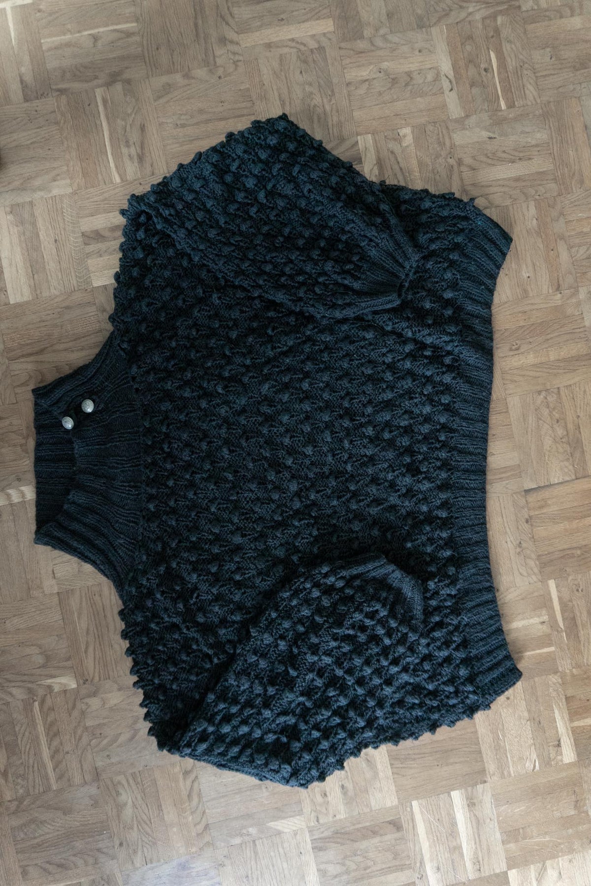 Handgestrickter Oversized Pullover mit Noppenstruktur in Schwarz, M–XXXL