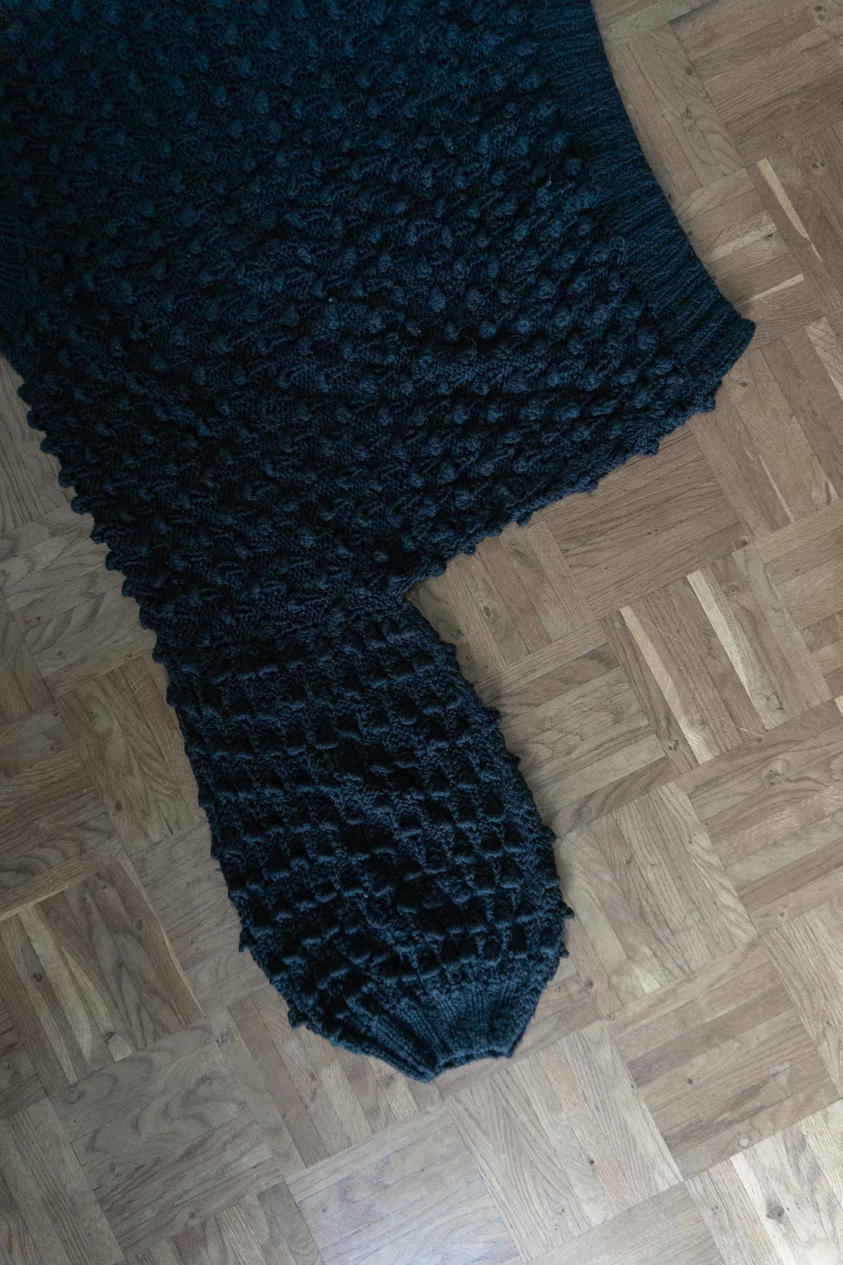 Handgestrickter Oversized Pullover mit Noppenstruktur in Schwarz, M–XXXL