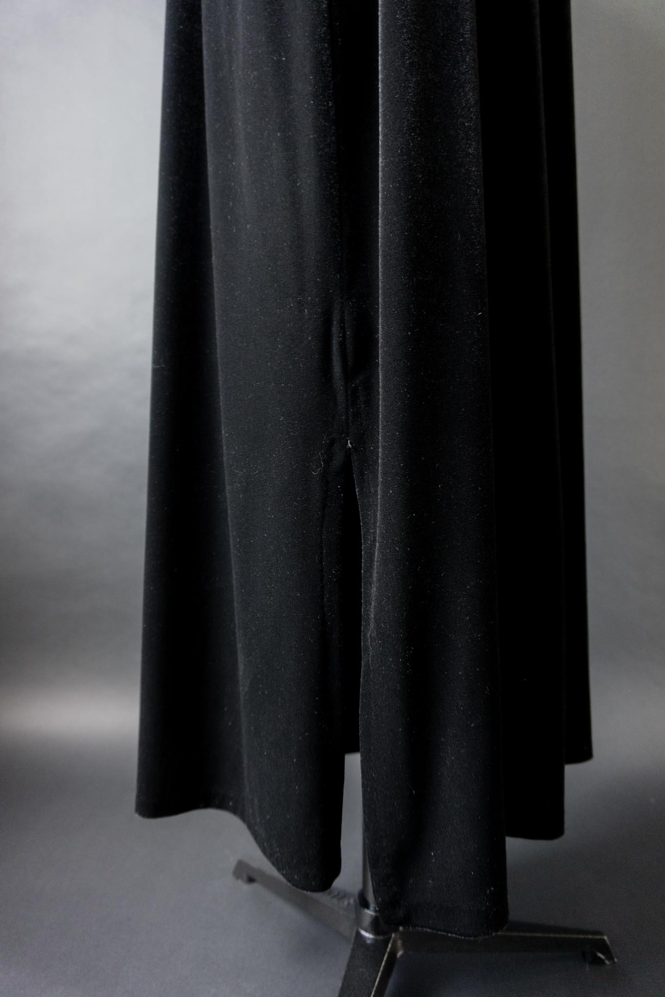 Vintage Samt-Maxikleid mit Ornamentborte, XL–XL
