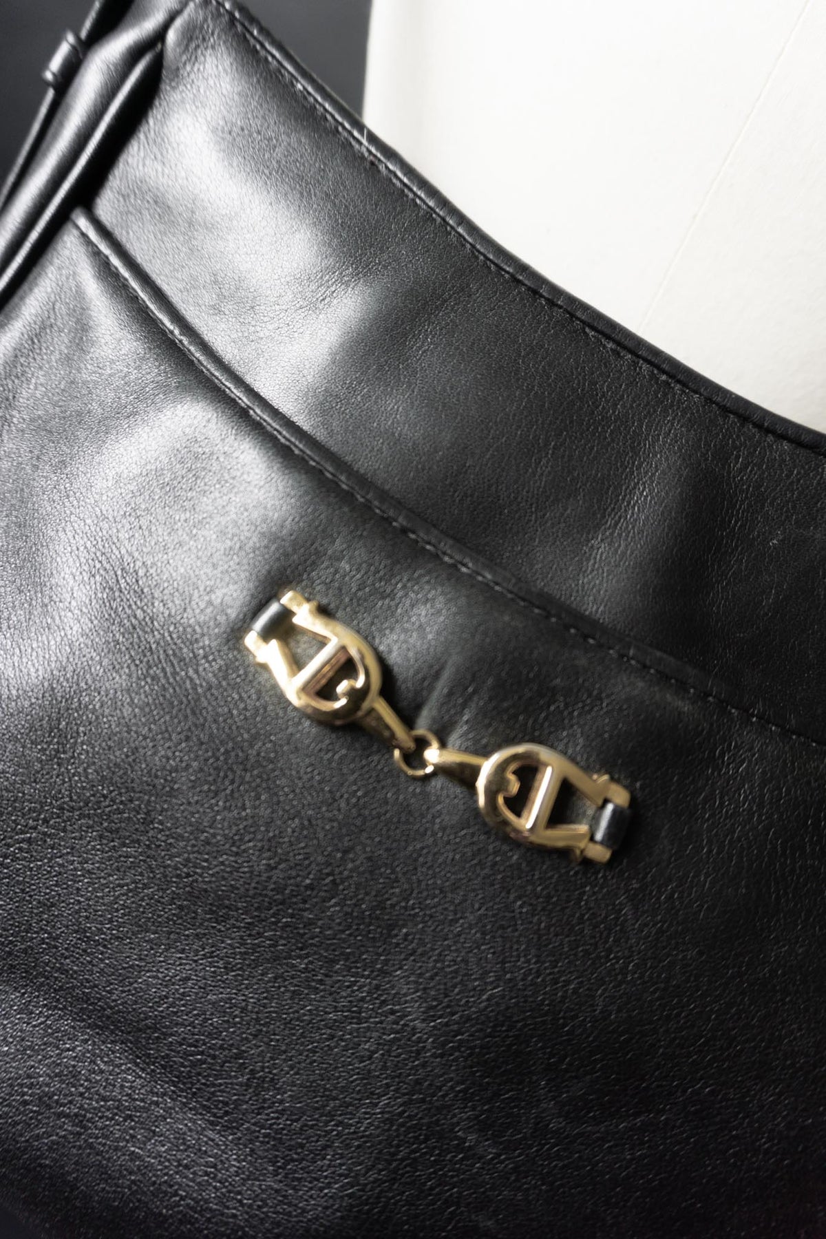 Vintage Aigner Beuteltasche 90er Jahren | Black Leather Crossbody Bag