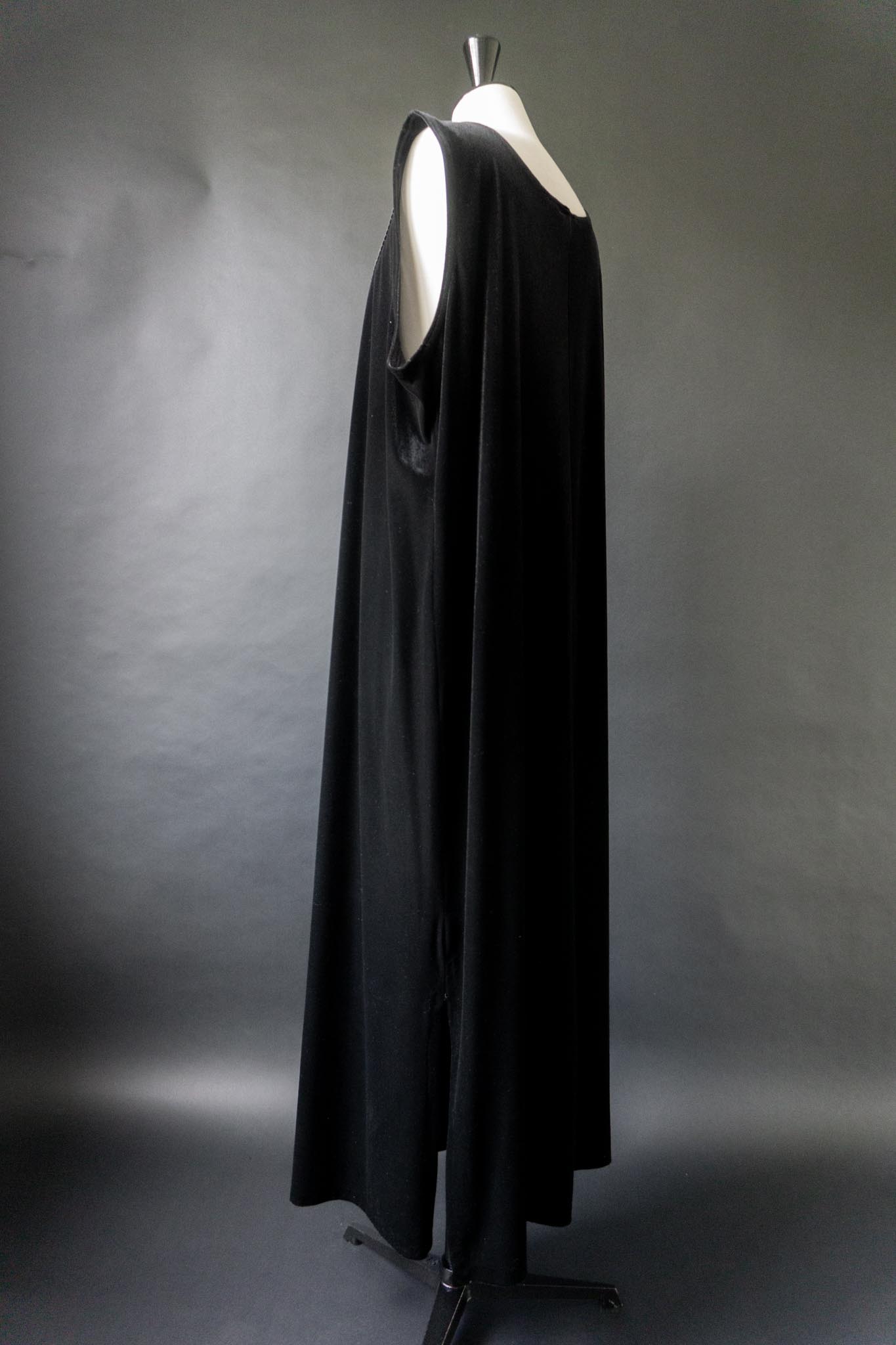 Vintage Samt-Maxikleid mit Ornamentborte, XL–XL