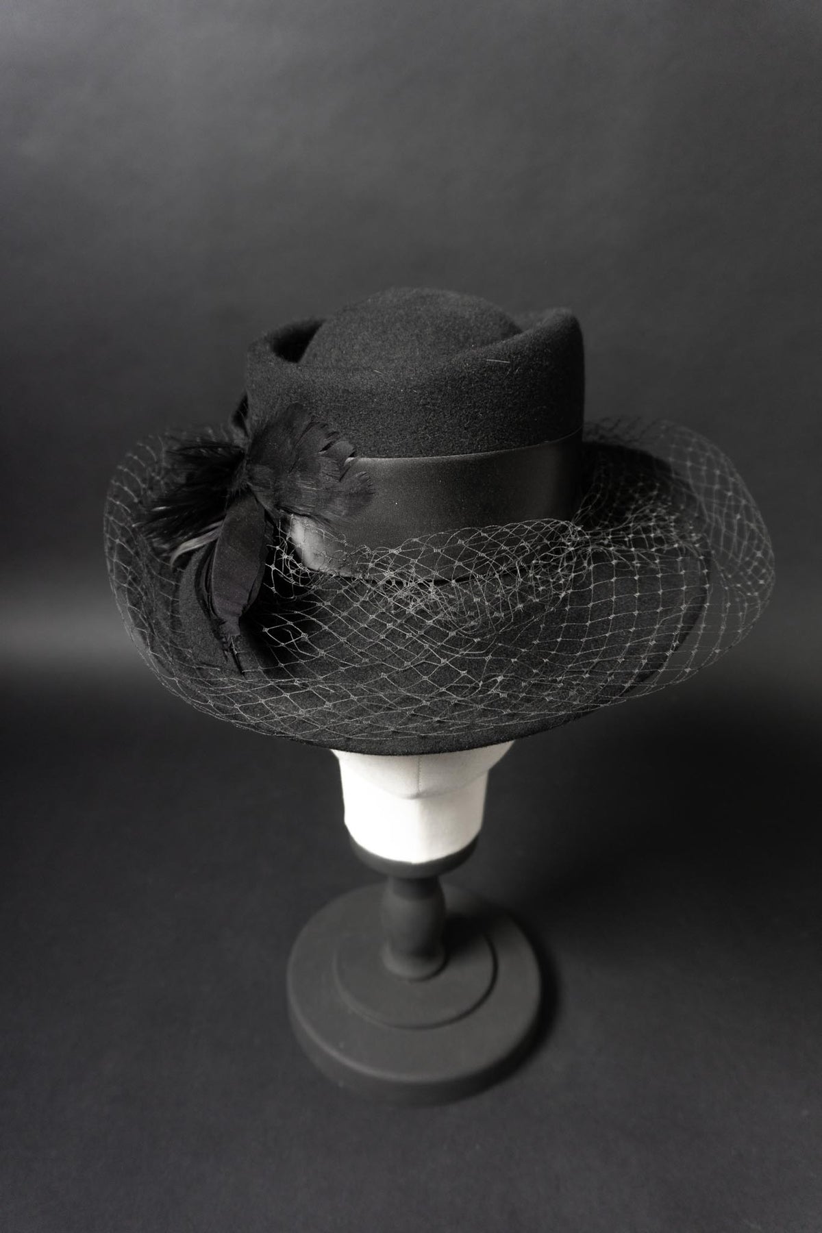 Schwarzer Vintage Filzhut mit Federn und Schleier | Dark Romanticism, 57