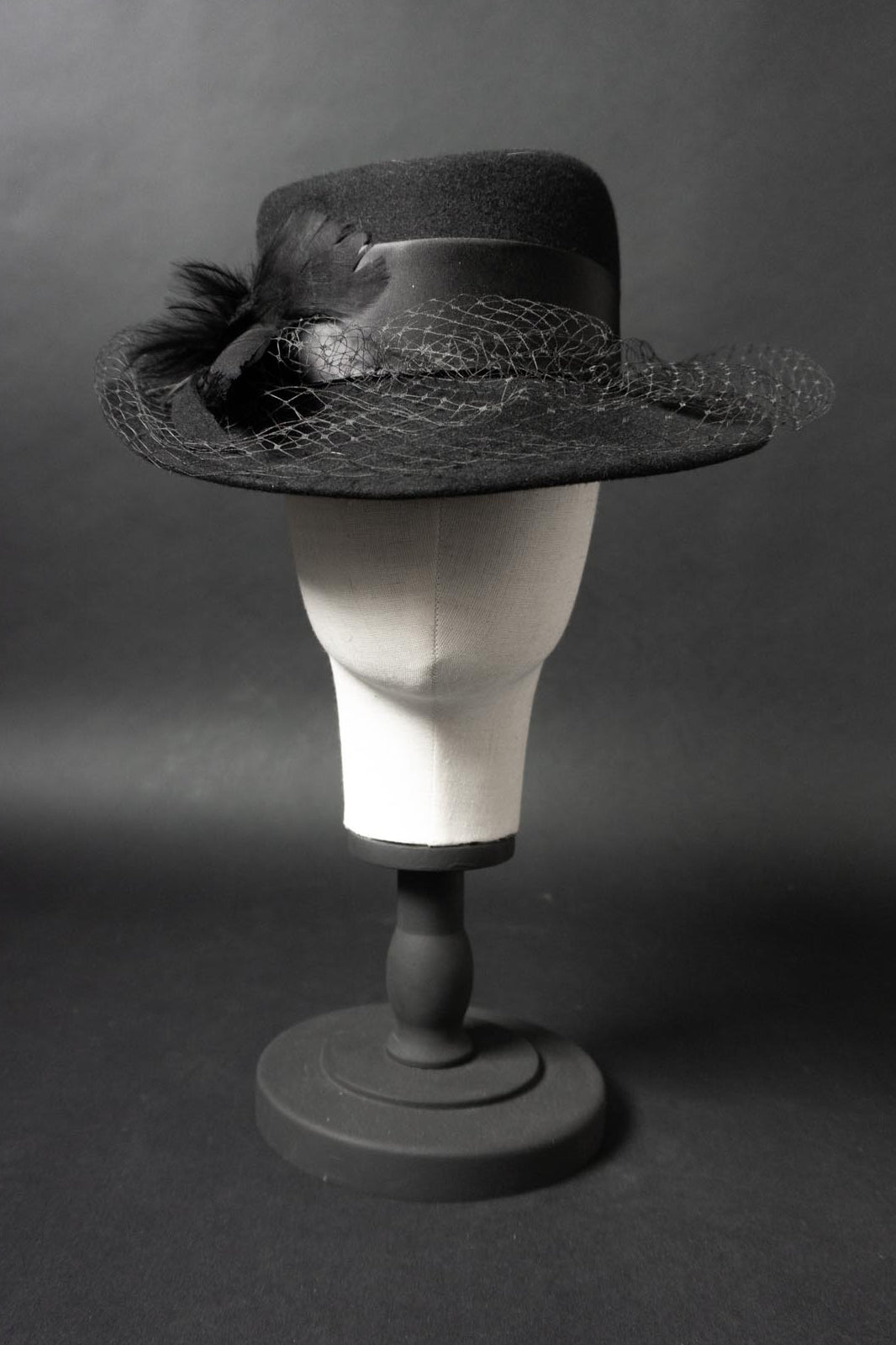 Schwarzer Vintage Filzhut mit Federn und Schleier | Dark Romanticism, 57