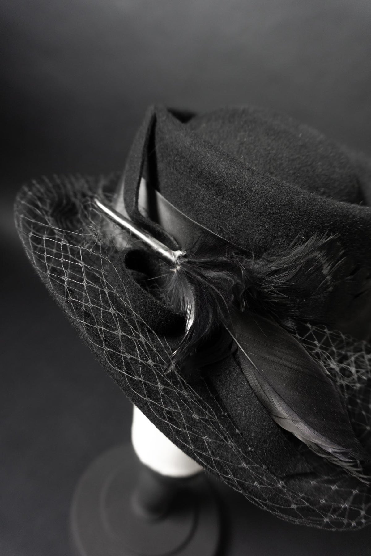 Schwarzer Vintage Filzhut mit Federn und Schleier | Dark Romanticism, 57