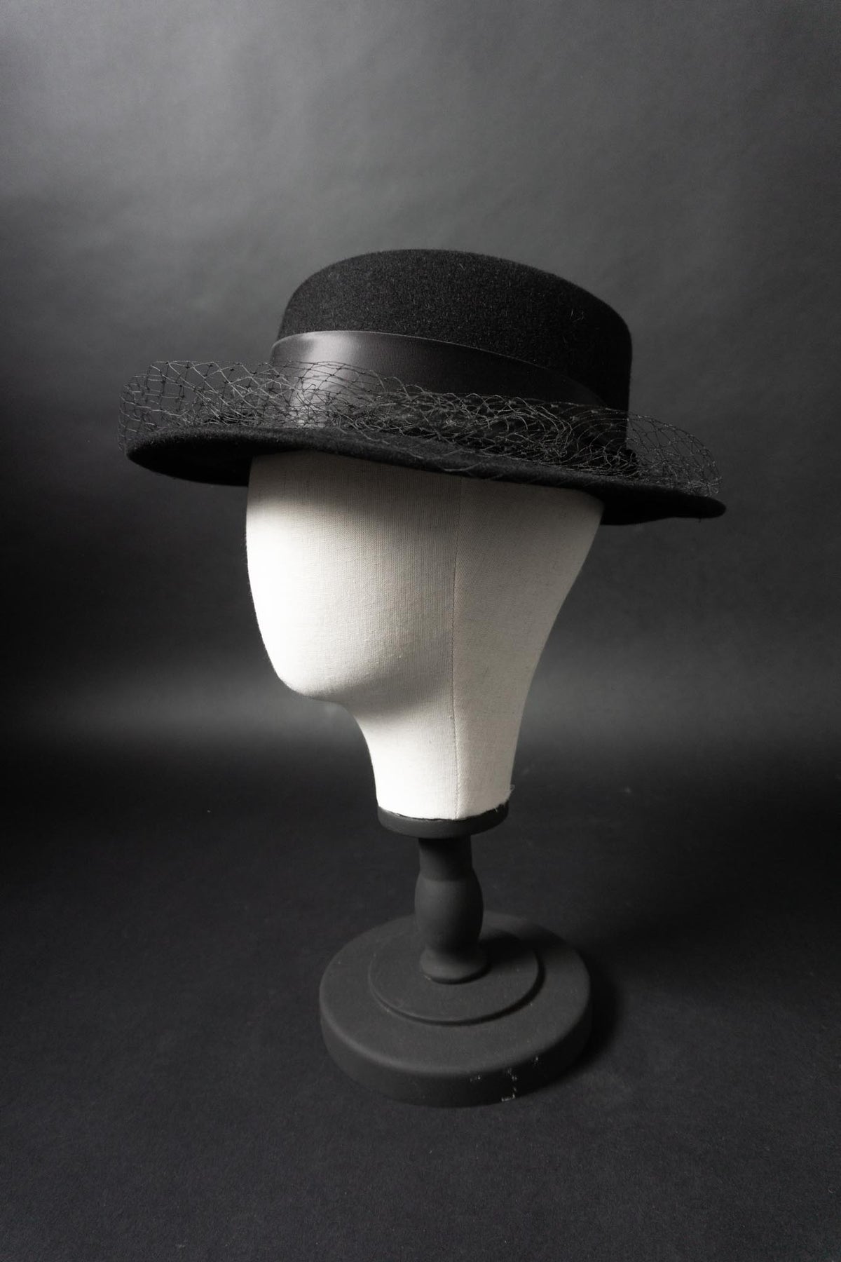 Schwarzer Vintage Filzhut mit Federn und Schleier | Dark Romanticism, 57