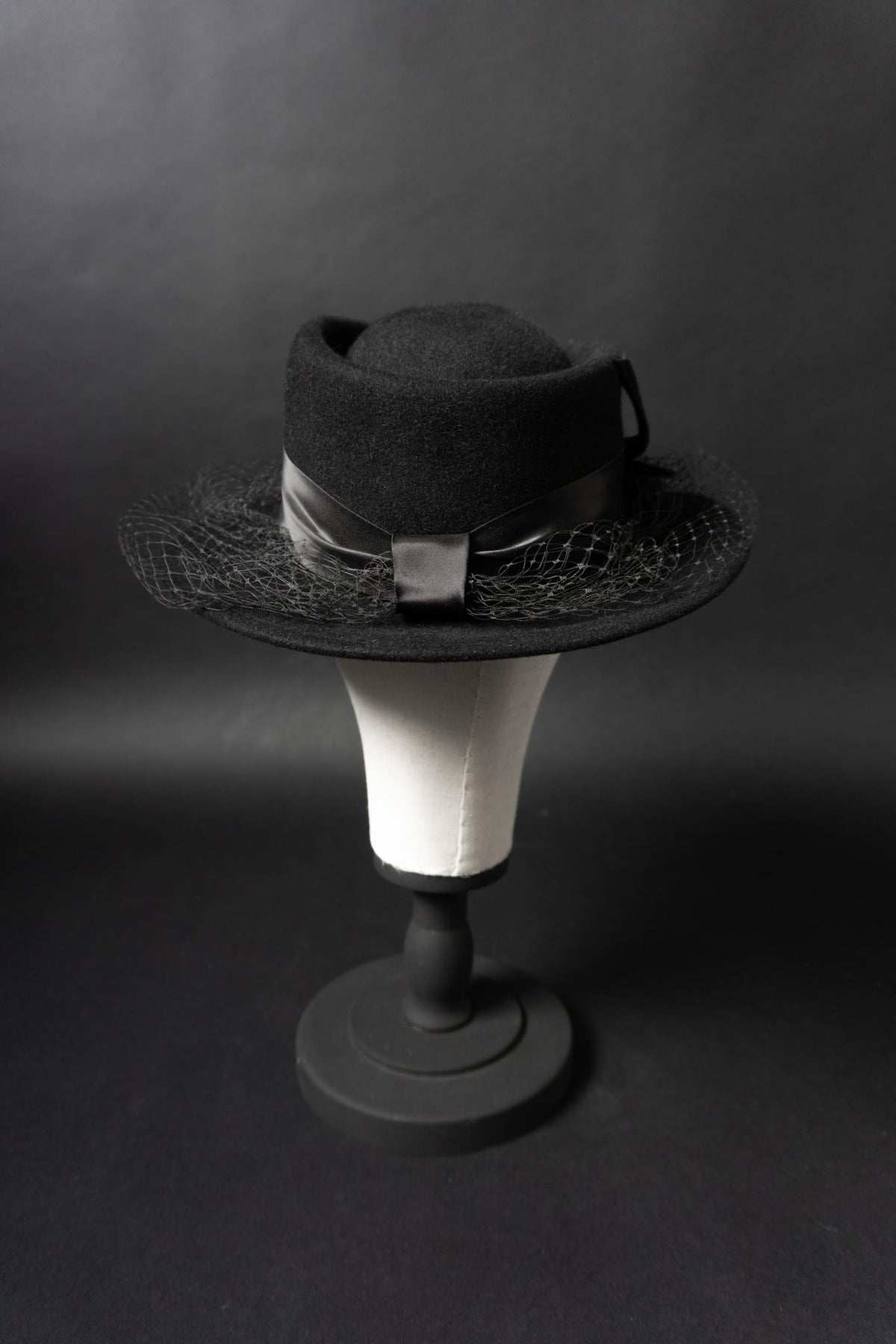 Schwarzer Vintage Filzhut mit Federn und Schleier | Dark Romanticism, 57