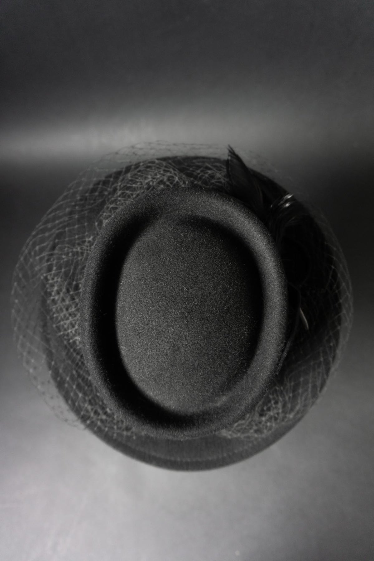 Schwarzer Vintage Filzhut mit Federn und Schleier | Dark Romanticism, 57