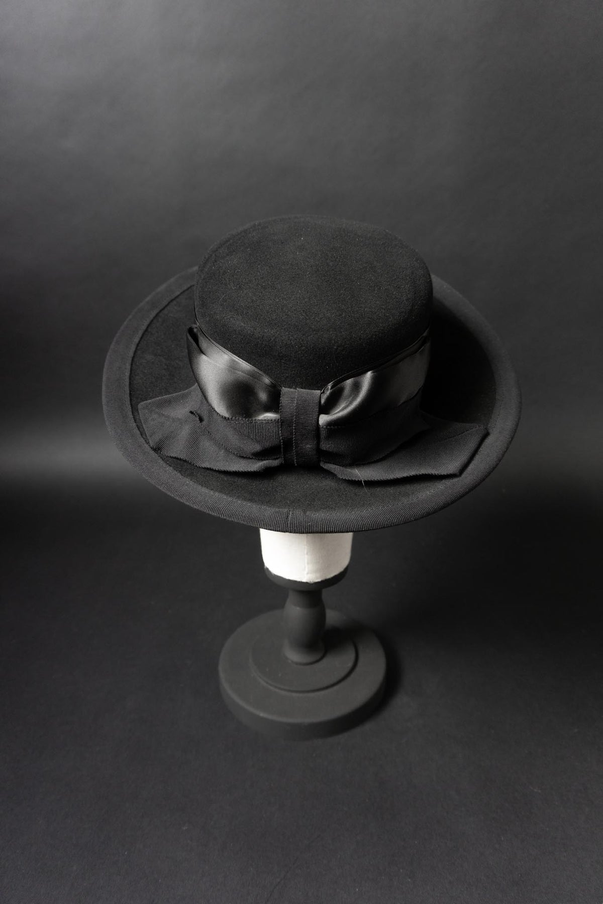 Schwarzer Vintage Canotier Hut mit Satinband | Gisella Freytag Hamburg, 57,5