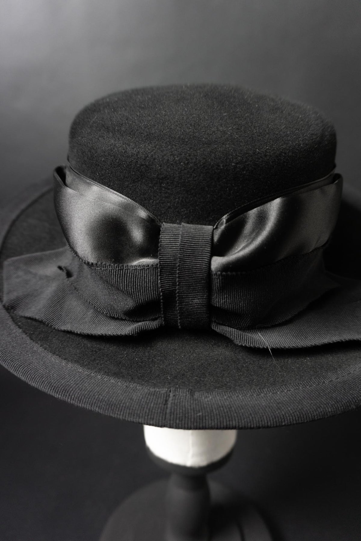 Schwarzer Vintage Canotier Hut mit Satinband | Gisella Freytag Hamburg, 57,5
