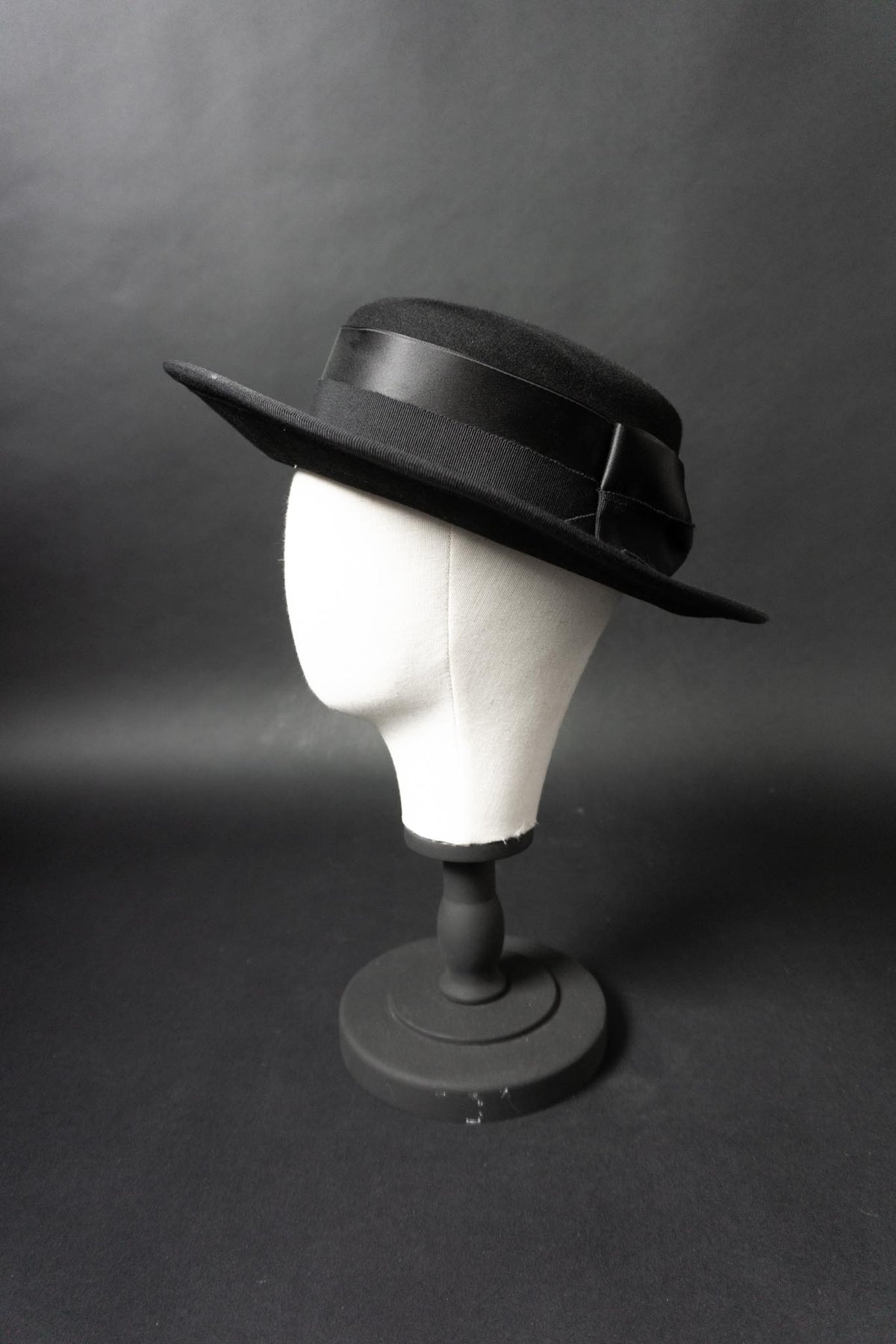 Schwarzer Vintage Canotier Hut mit Satinband | Gisella Freytag Hamburg, 57,5