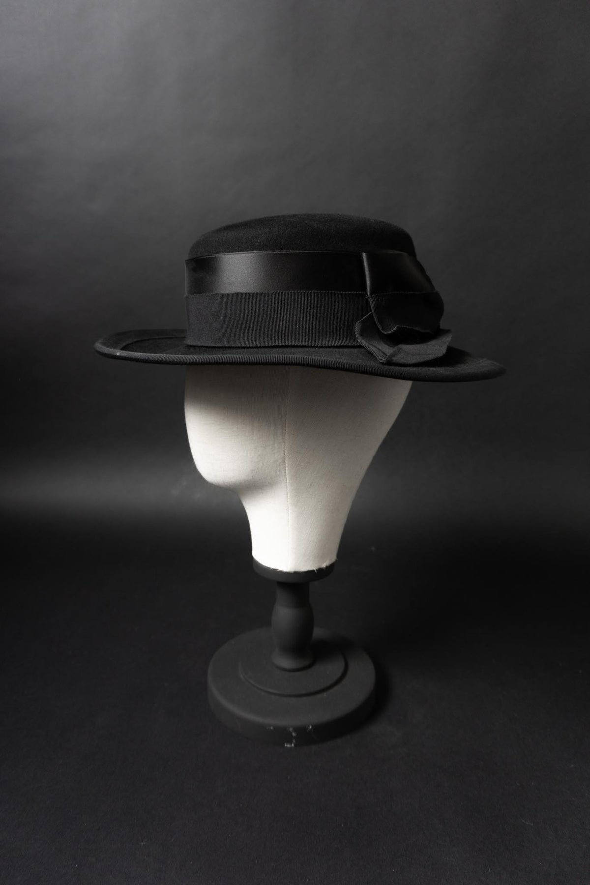Schwarzer Vintage Canotier Hut mit Satinband | Gisella Freytag Hamburg, 57,5