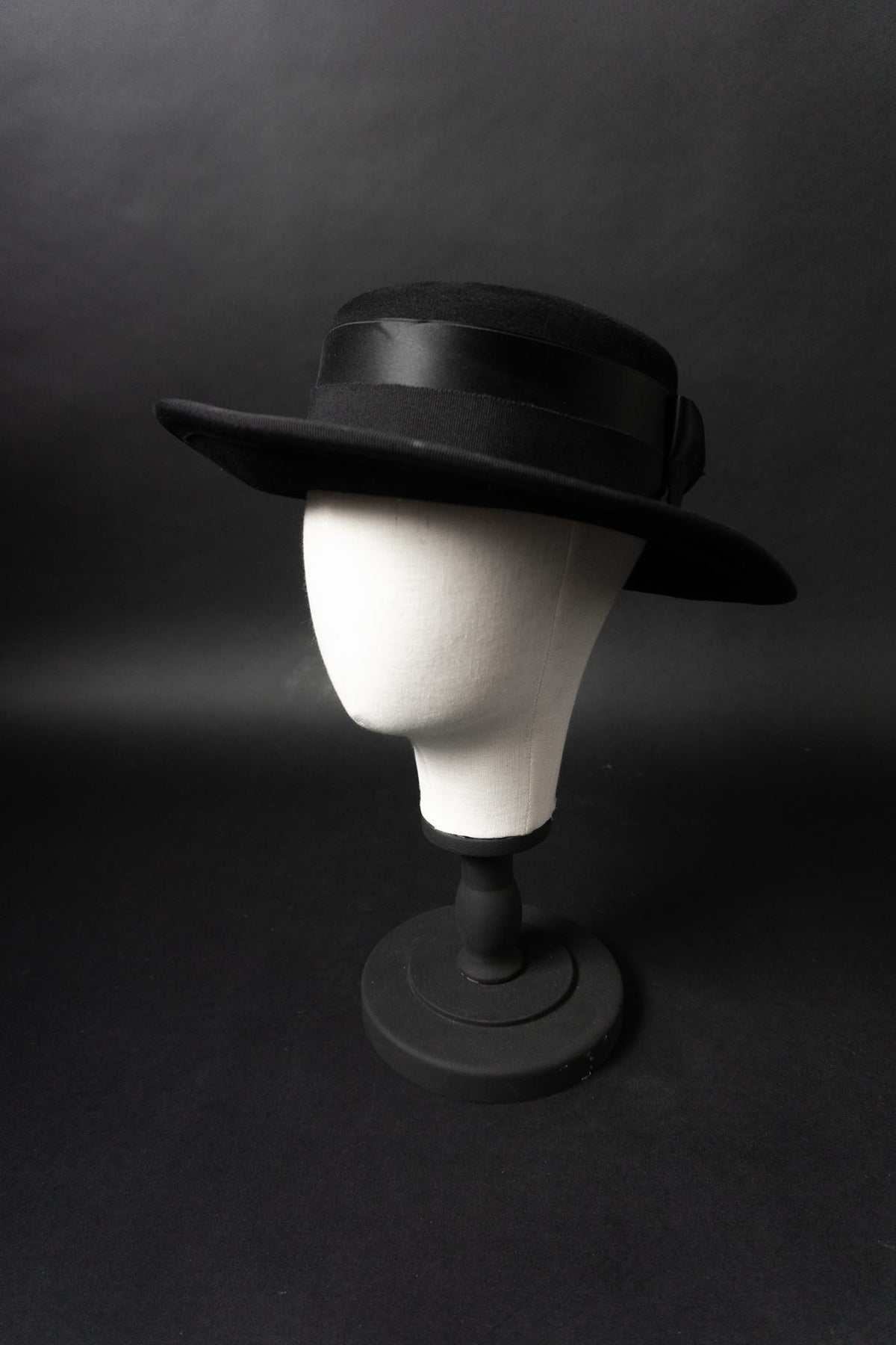 Schwarzer Vintage Canotier Hut mit Satinband | Gisella Freytag Hamburg, 57,5